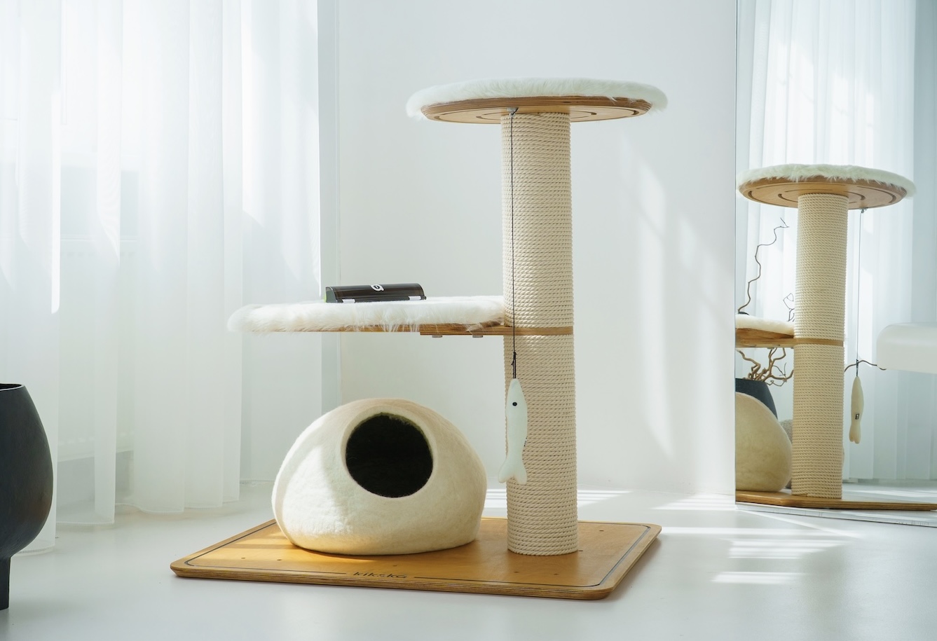 A new Kikska scratching post with fresh cotton rope
