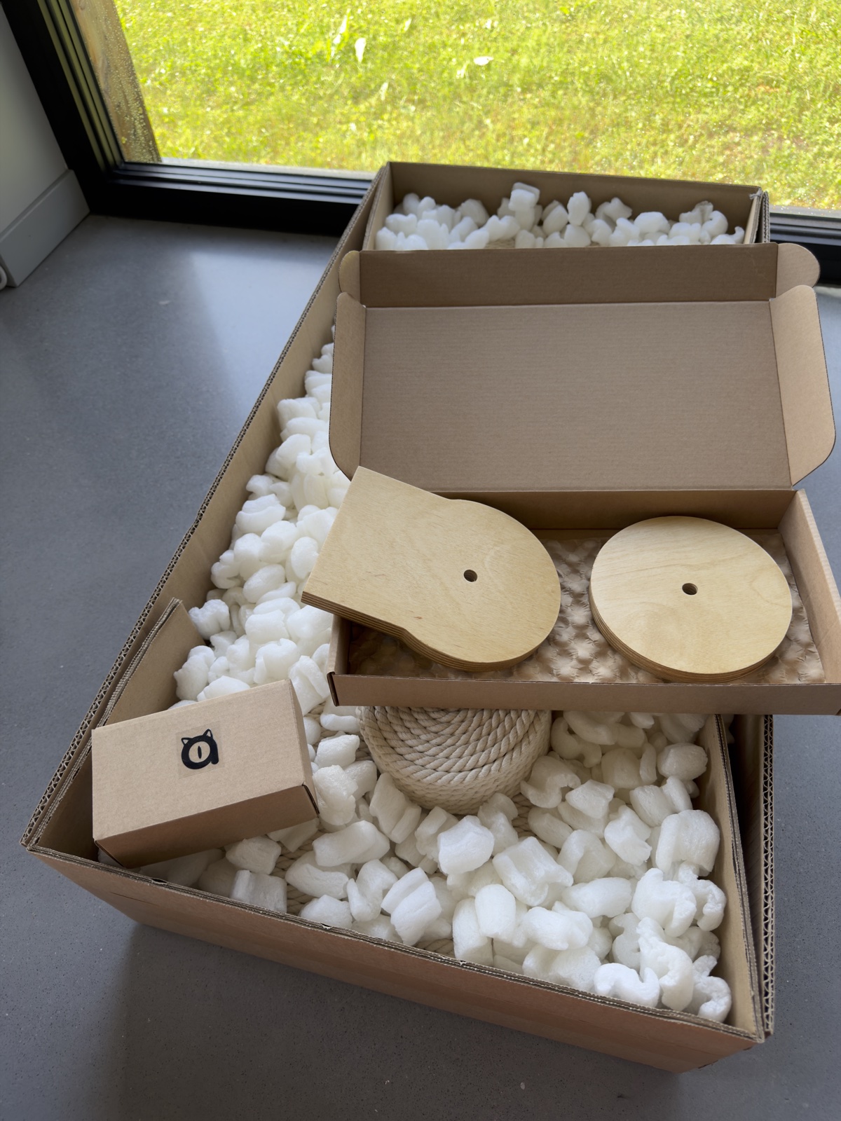 Kikska wall-mounted scratching post parts packed in a cardboard box