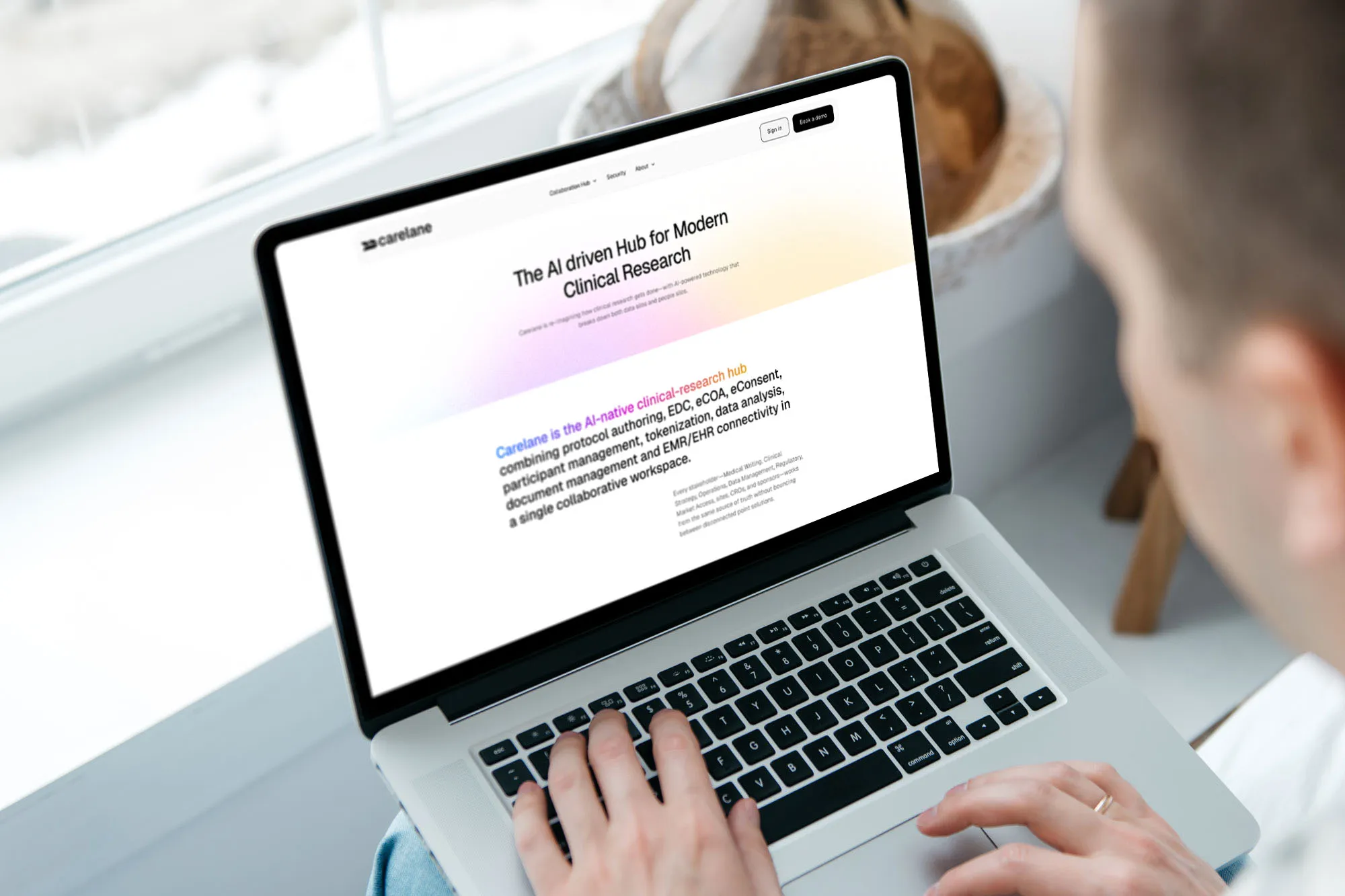 Laptop mit geöffneter Webseite, Hände tippen auf der Tastatur.
