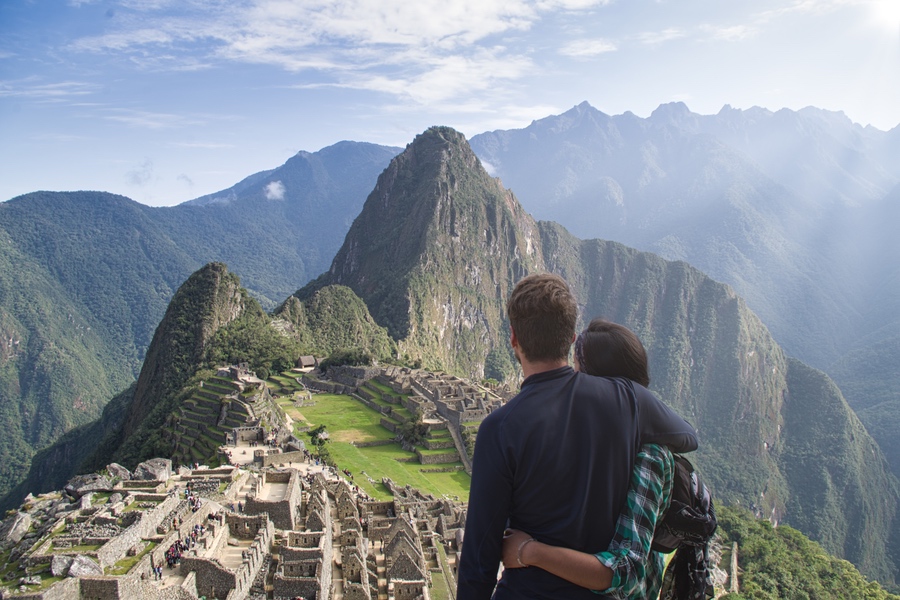 couple qui contemple le Machu Picchu