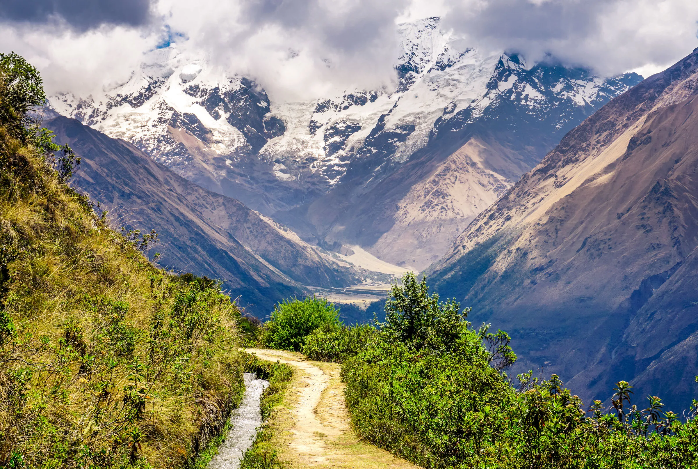 Sentier le long d'un canal d'irrigation au départ de Challacancha, face aux sommets enneigés du Salkantay