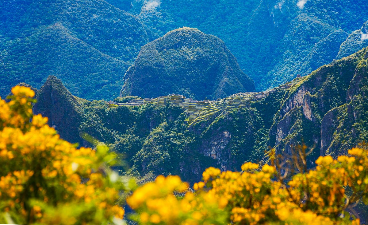 Vue sur la crête du Machu Picchu depuis le site inca de Llactapata