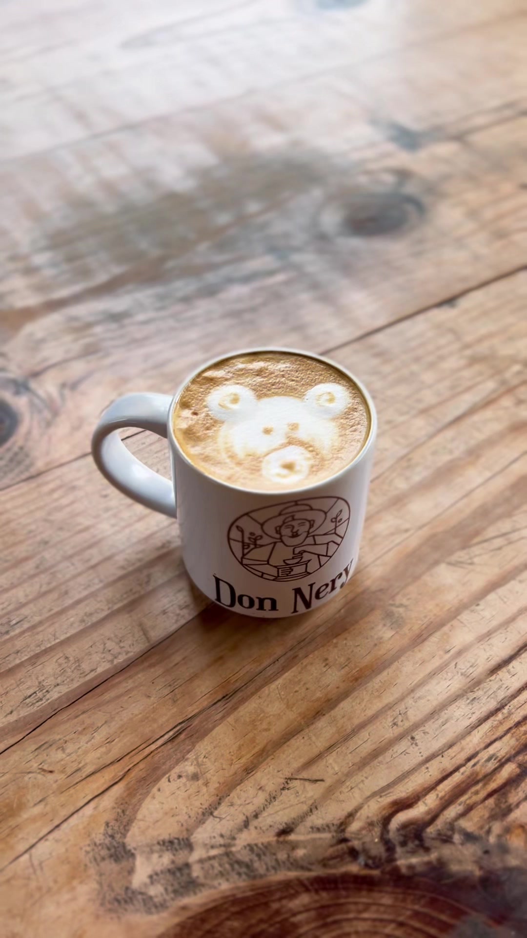 Taza de café de Don Nery sobre una mesa de madera, capturada de nuestro recorrido.