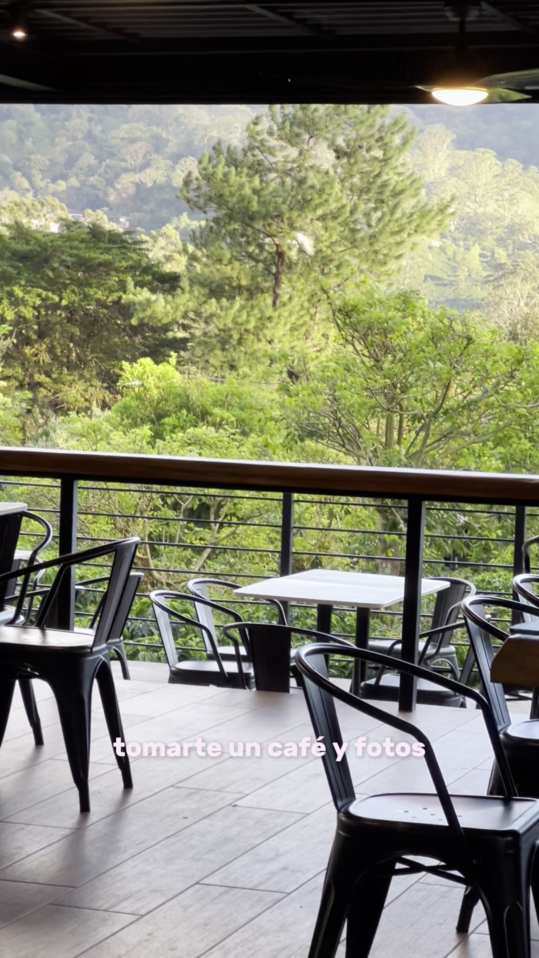 Terraza de Altieri con vistas hacia el paisaje verde, capturada de nuestro recorrido.