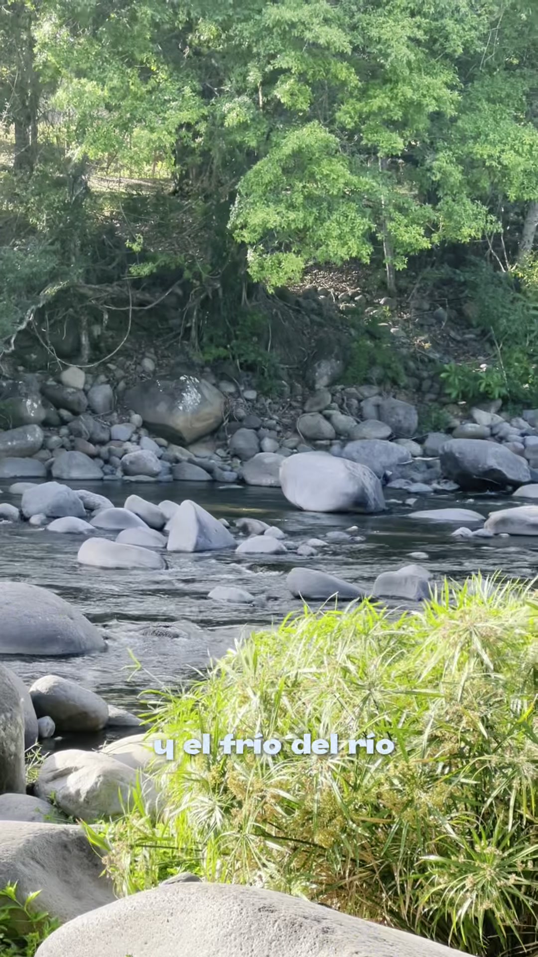Río y orilla rocosa en el recorrido por Caldera, capturados de nuestro video.