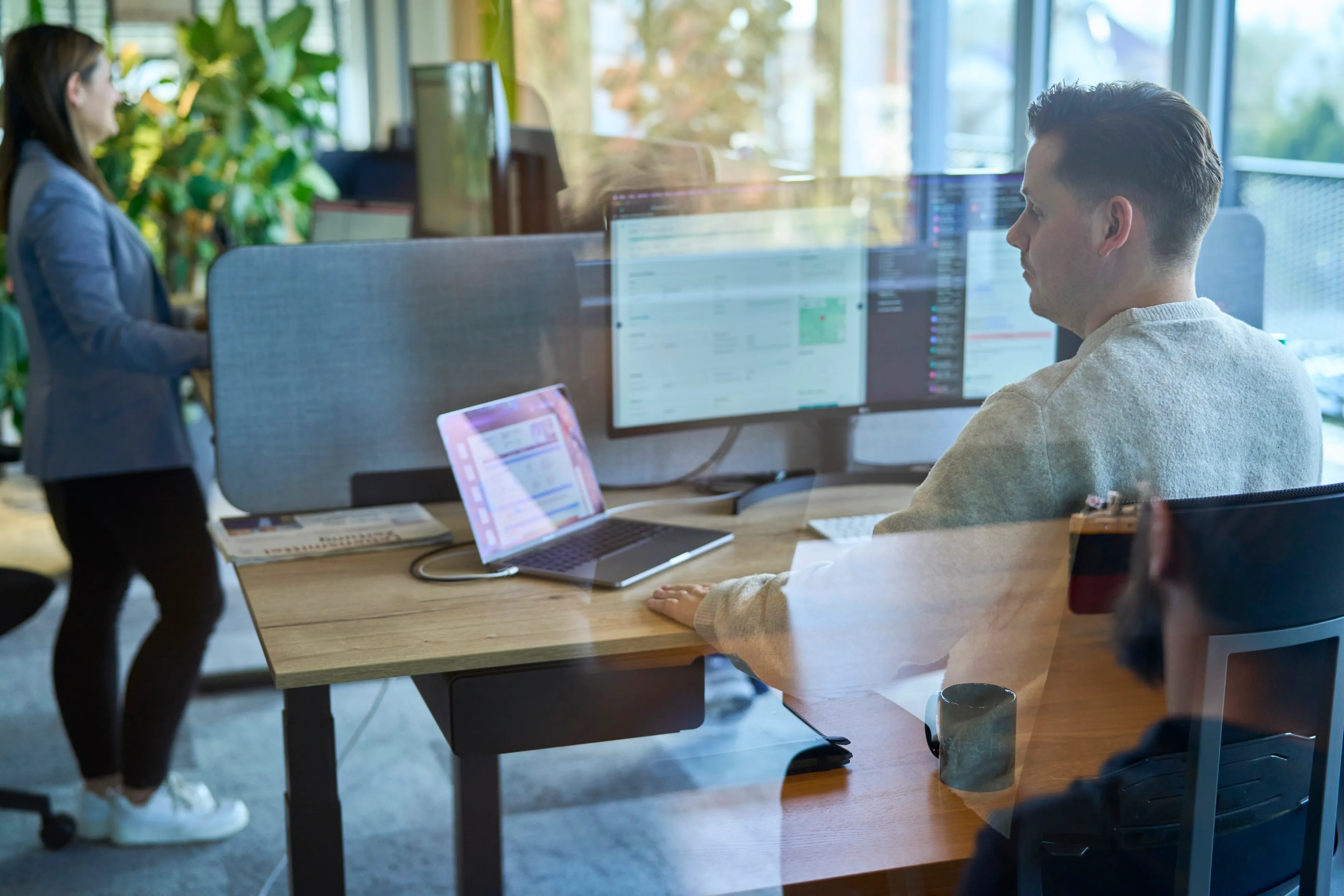 Mitarbeiter kauft Europaletten