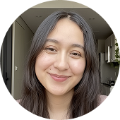 Primer plano de una mujer sonriente con cabello largo y oscuro.