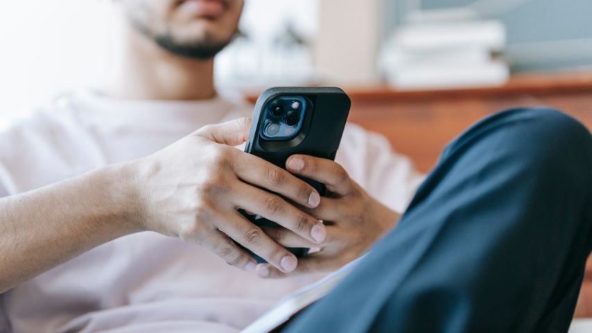 Un joven revisa su celular. Imagen ilustrativa para el artículo: ¿Existen bancos que no piden Seguro Social ni ITIN?