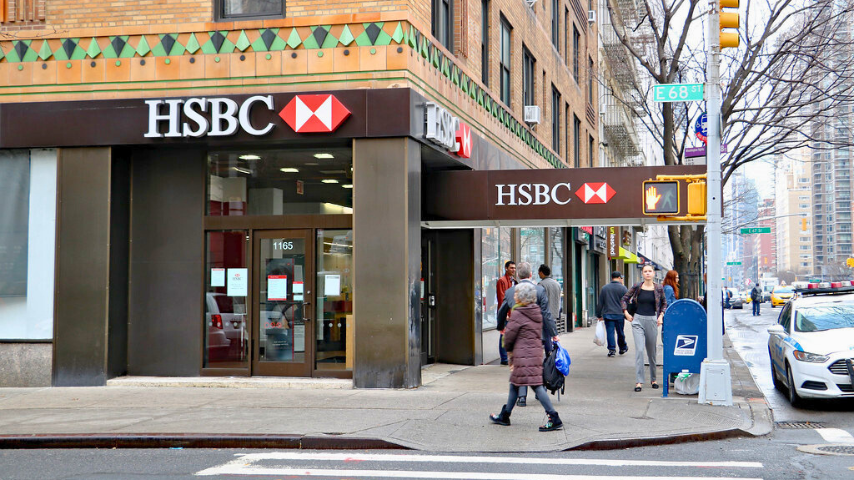 Imagen de una sucursal de HSBC desde el exterior, en la Ciudad de Nueva York. Ilustra el artículo: Bancos en México y Estados Unidos con convenio.