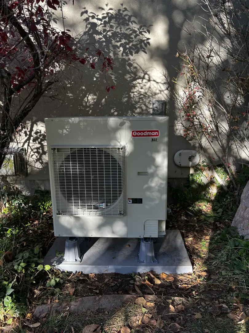 Air conditioning unit with a visible Refrigerant Detection System and safety sensors - how the refrigerant transition