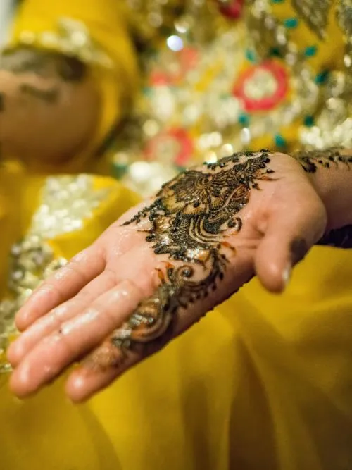 Filming of a Muslim bride in traditional wedding dress with a Henna tattoo on her hand
