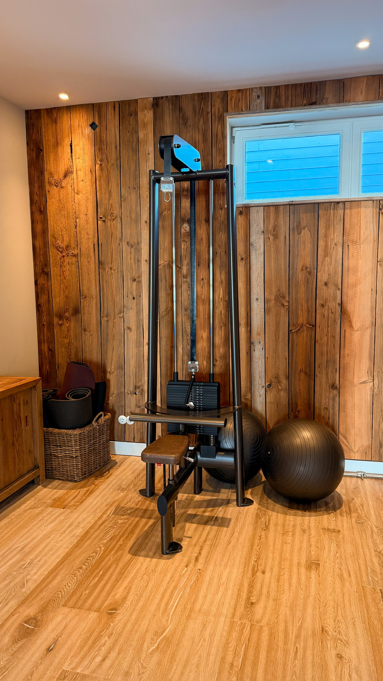 Gym lat pulldown