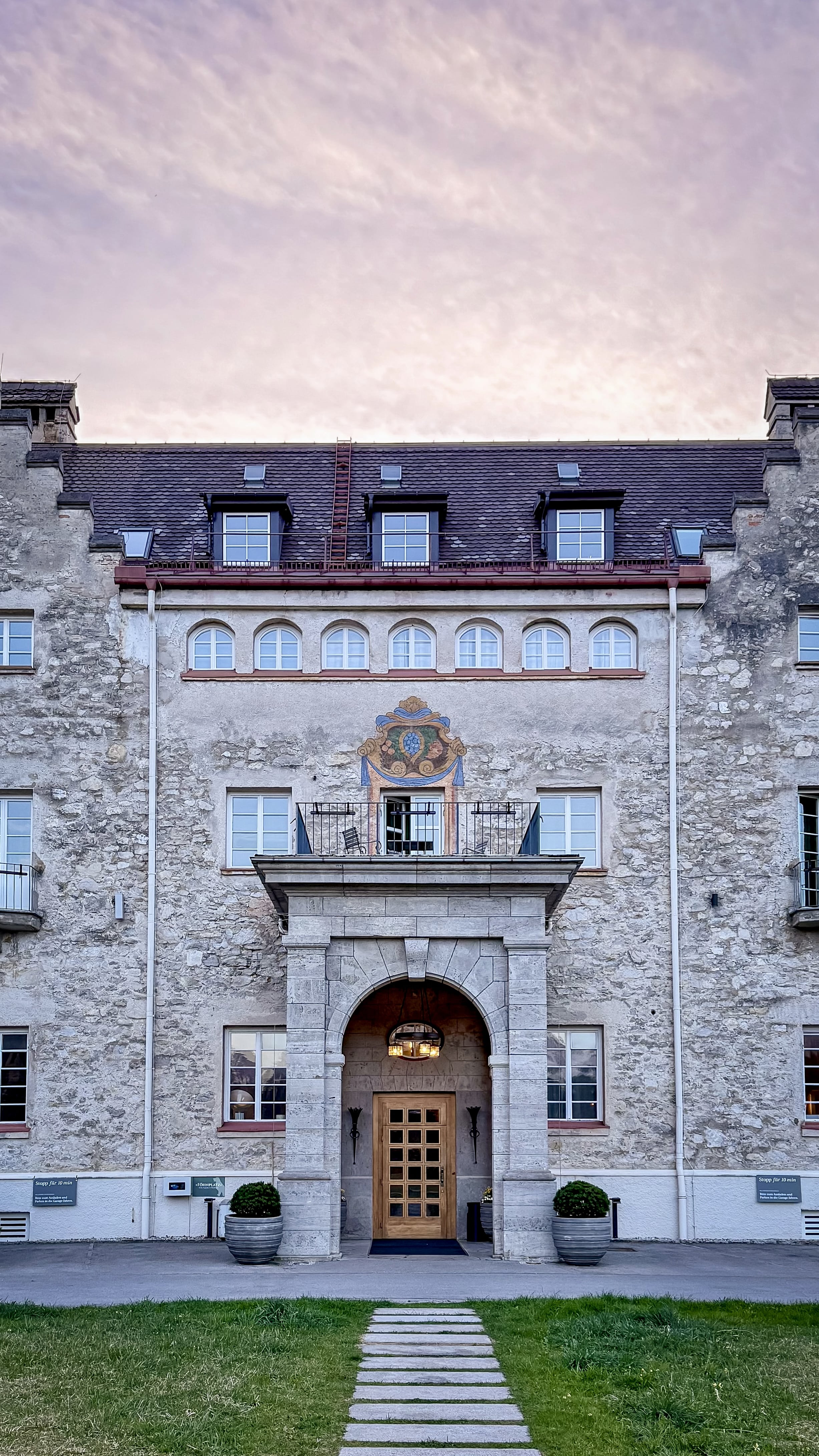 hotel elegant entrance