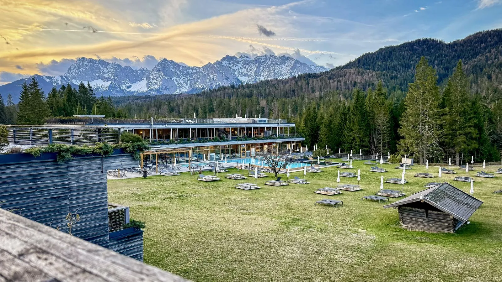 Outside view of a wellness hotel in the mountains