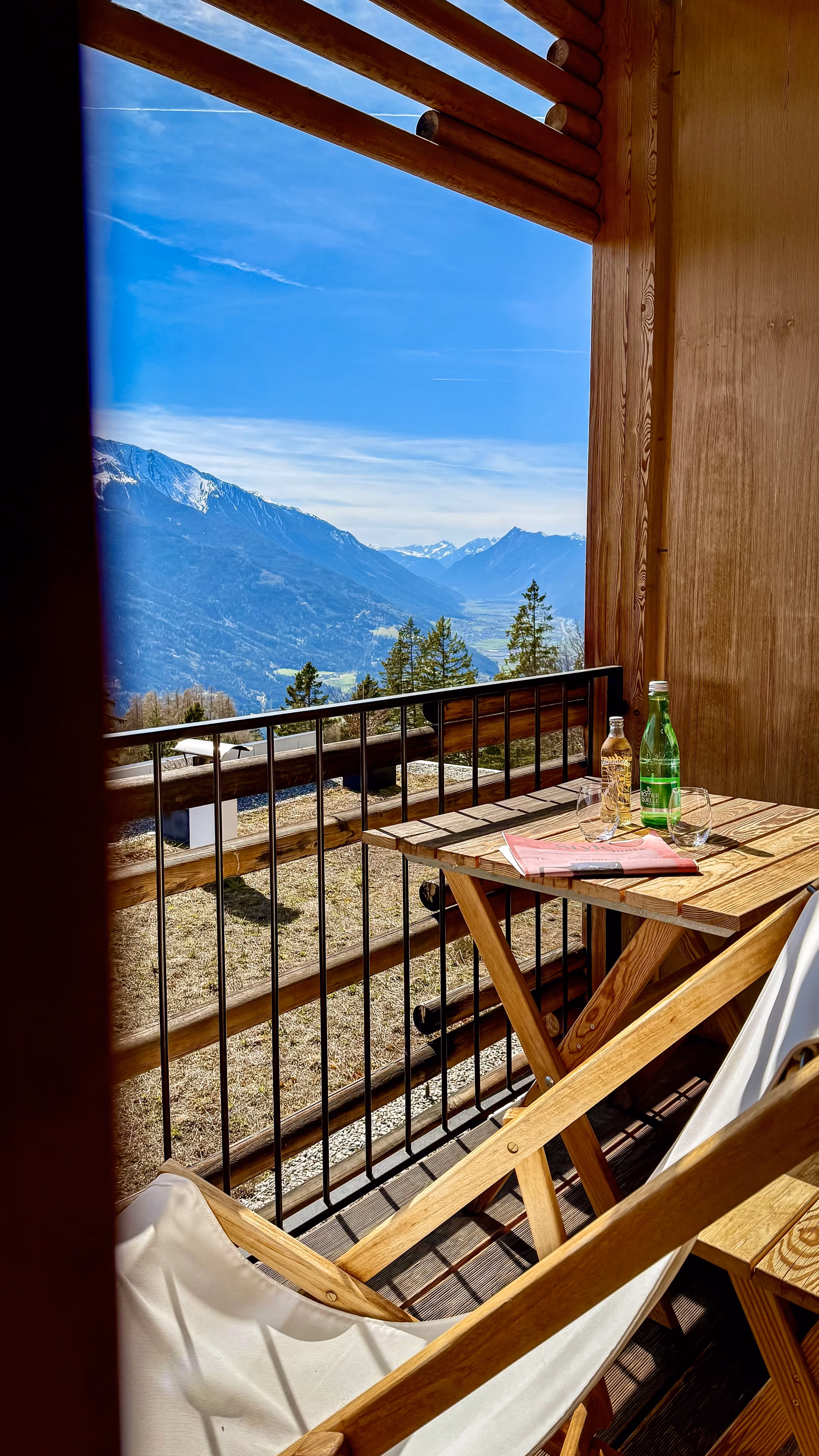 Balcony with tabel and mountain views