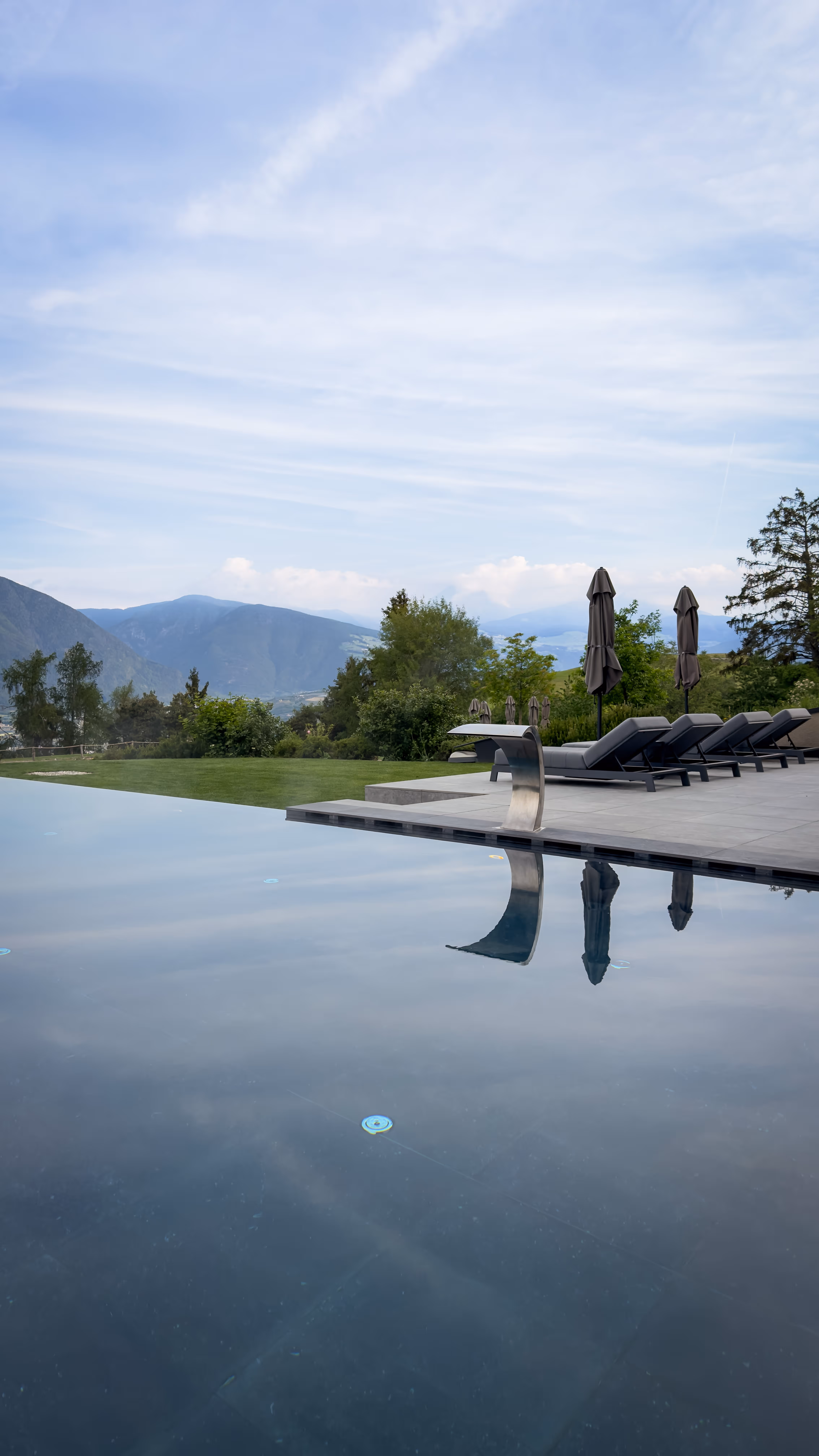 Outro-Pool with a view
