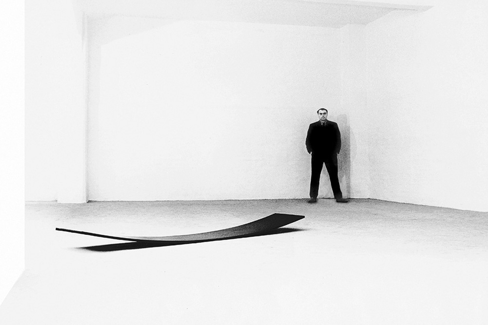 Erich Reusch, Portrait vor einer seiner Arbeiten