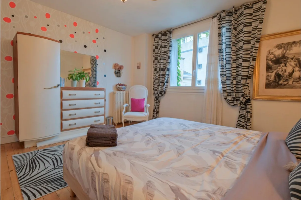 Chambre Noir & Blanc à la Maison B, auberge à Bergerac, hébergement pas cher et cosy