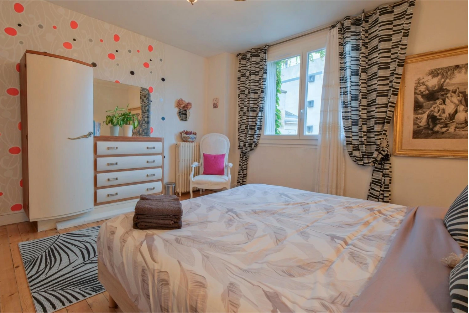 Chambre Noir & Blanc à la Maison B, auberge à Bergerac, hébergement pas cher et cosy