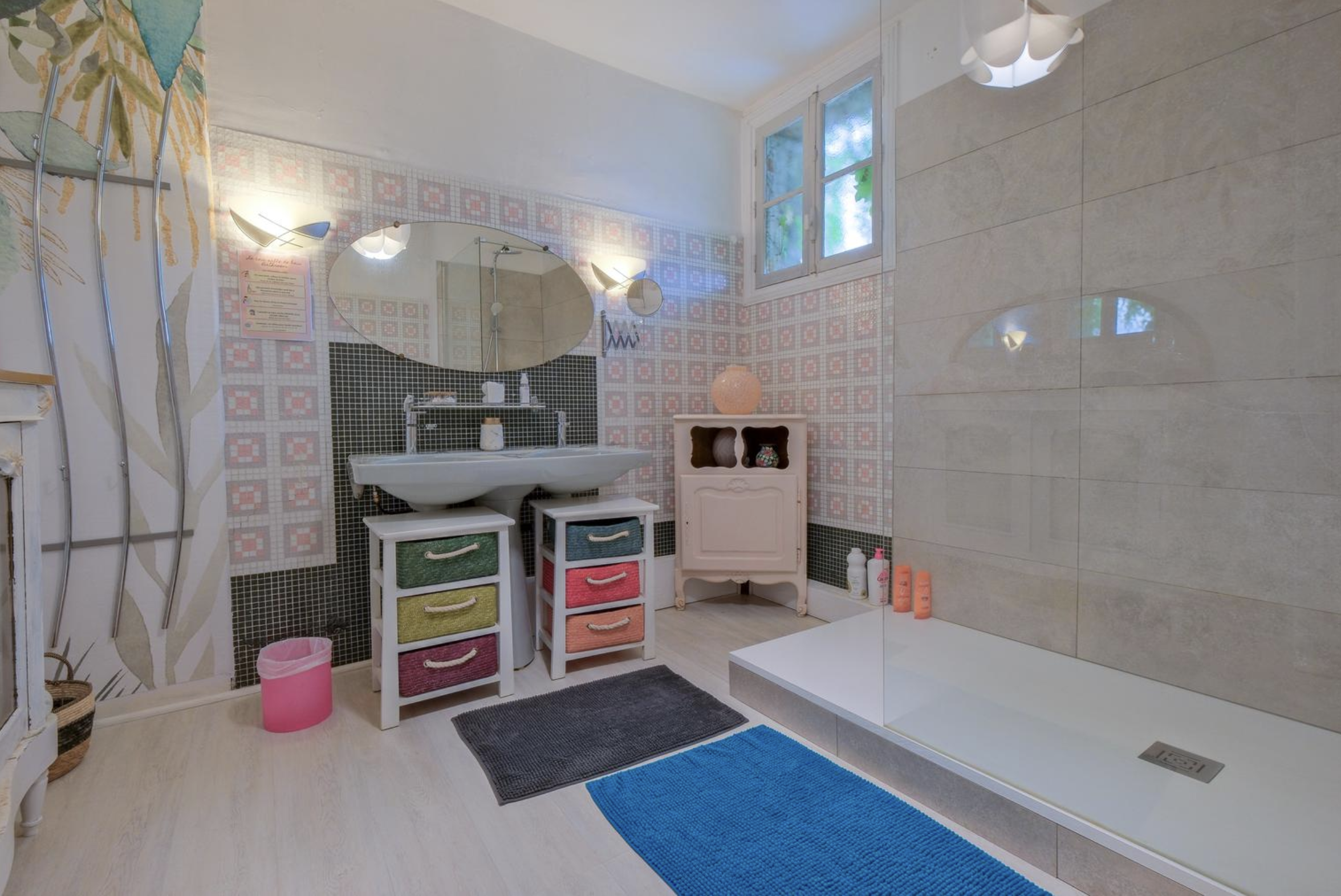 Douche à l'italienne spacieuse et aménagement pratique, auberge économique à Bergerac