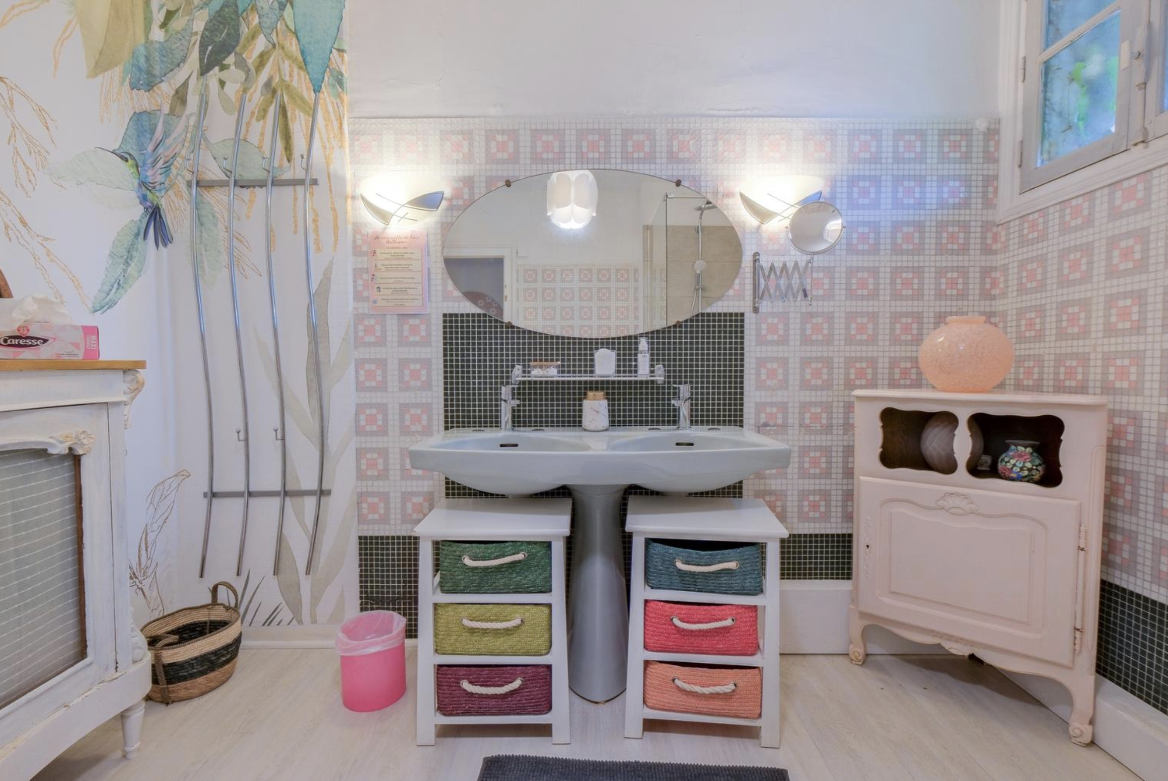 Salle de bain vintage avec double lavabo et rangements, guesthouse à Bergerac