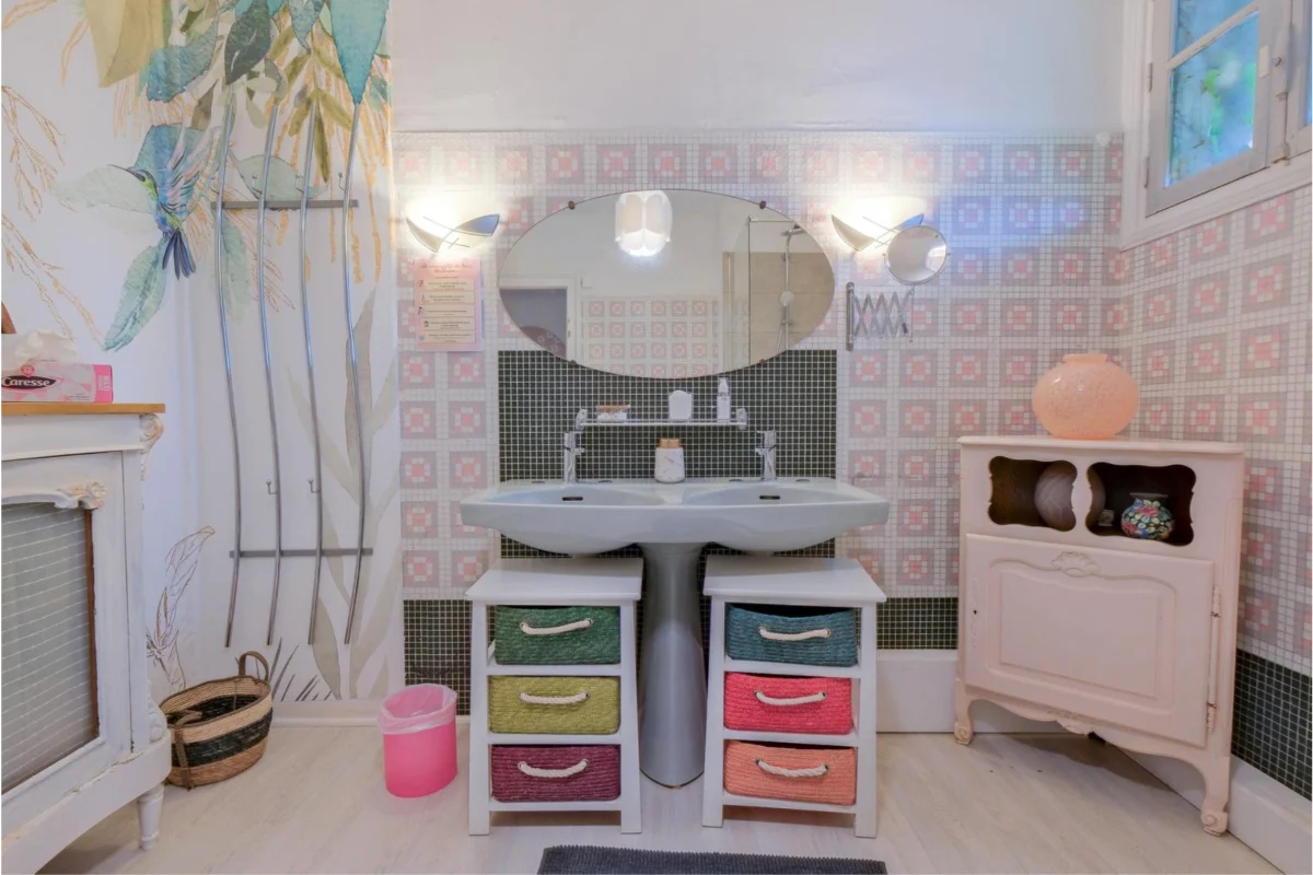 Salle de bain vintage avec double lavabo et rangements, guesthouse à Bergerac