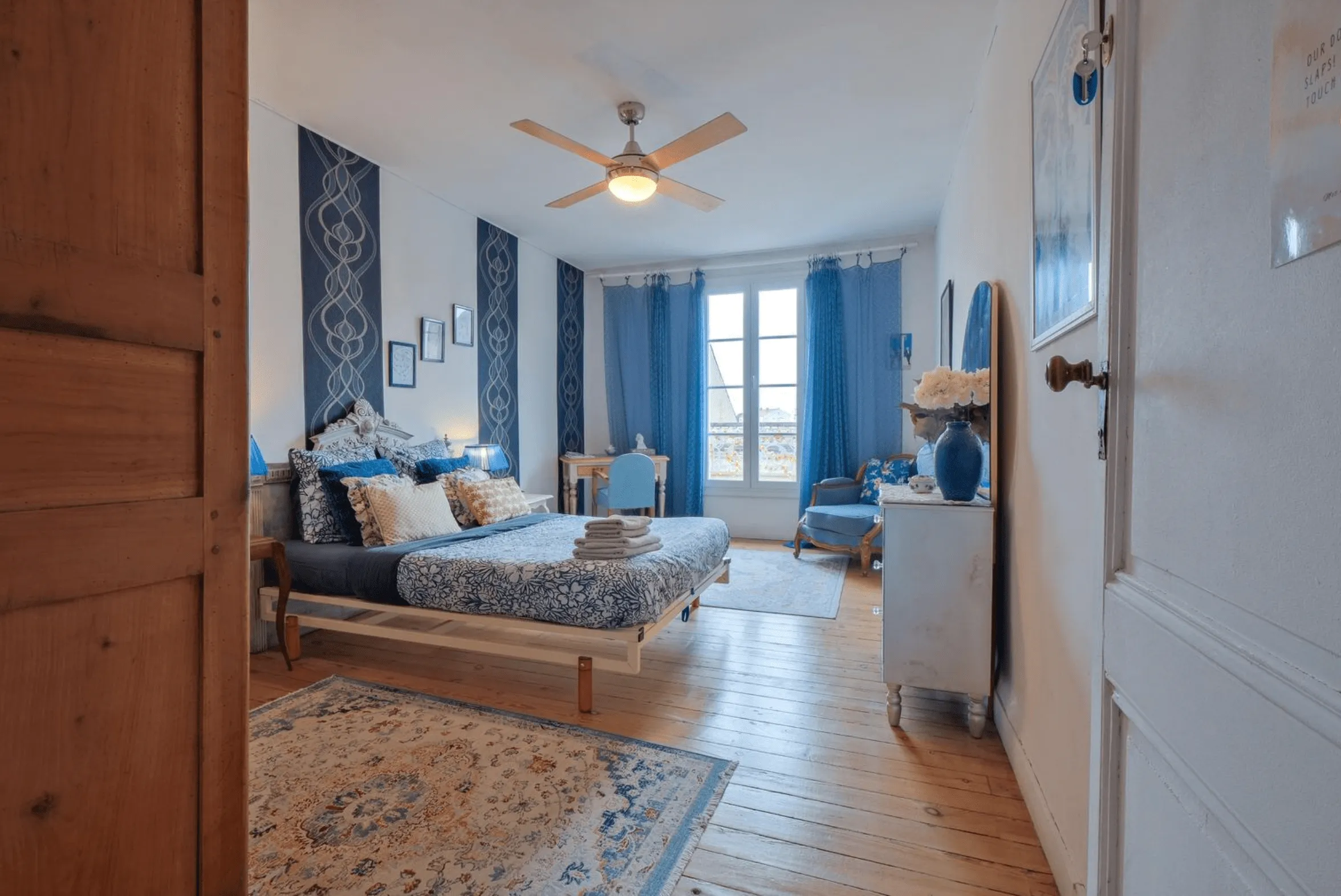 Chambre Bleu à la Maison B, auberge à Bergerac, hébergement économique proche de la gare