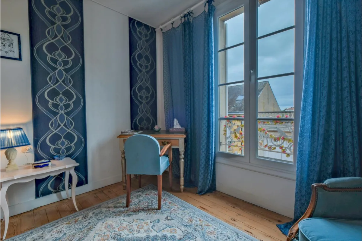 Décoration raffinée de la chambre Bleu Roi, séjour économique au cœur de Bergerac