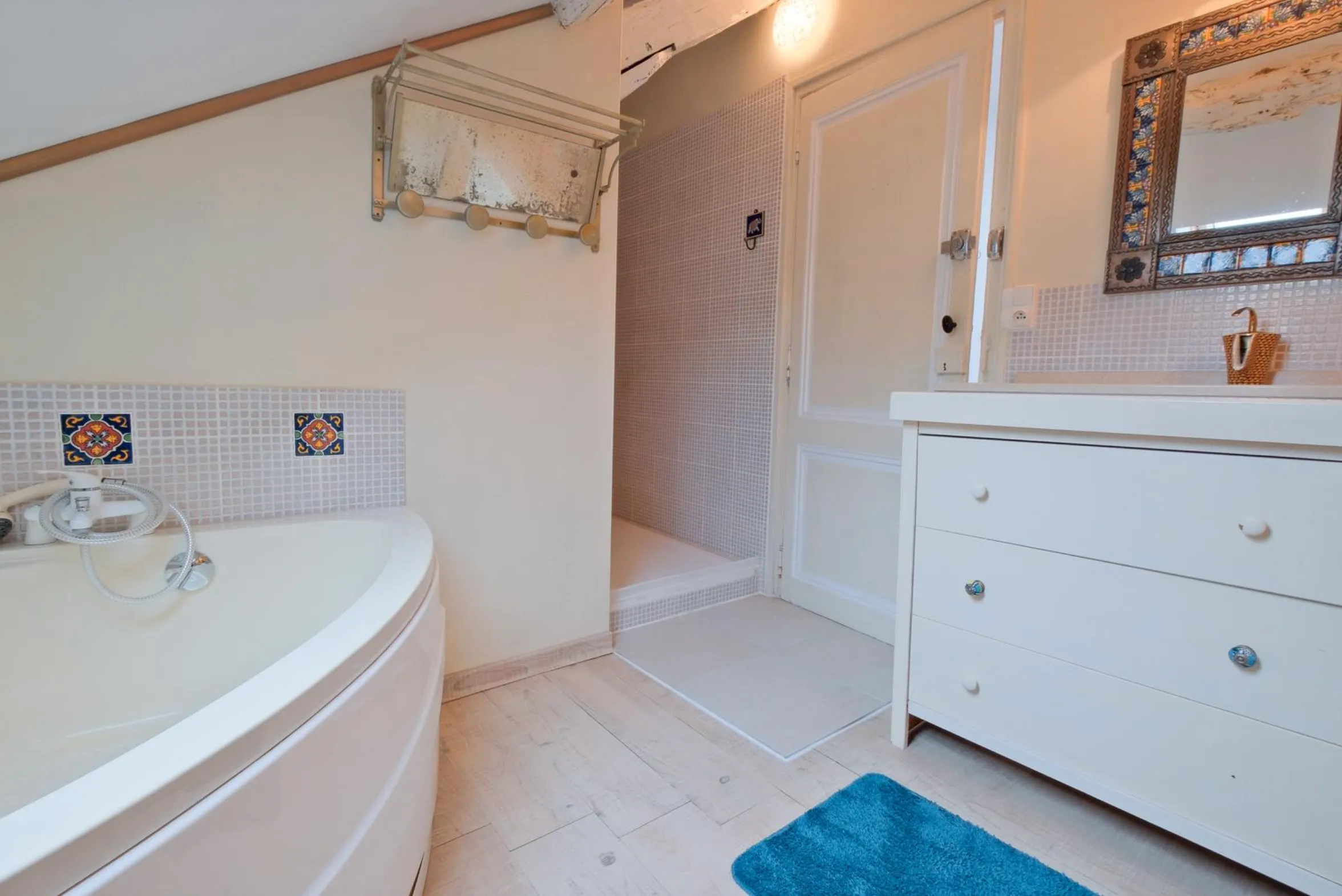 Salle de bain cosy avec lavabo et rangements, guesthouse abordable à Bergerac