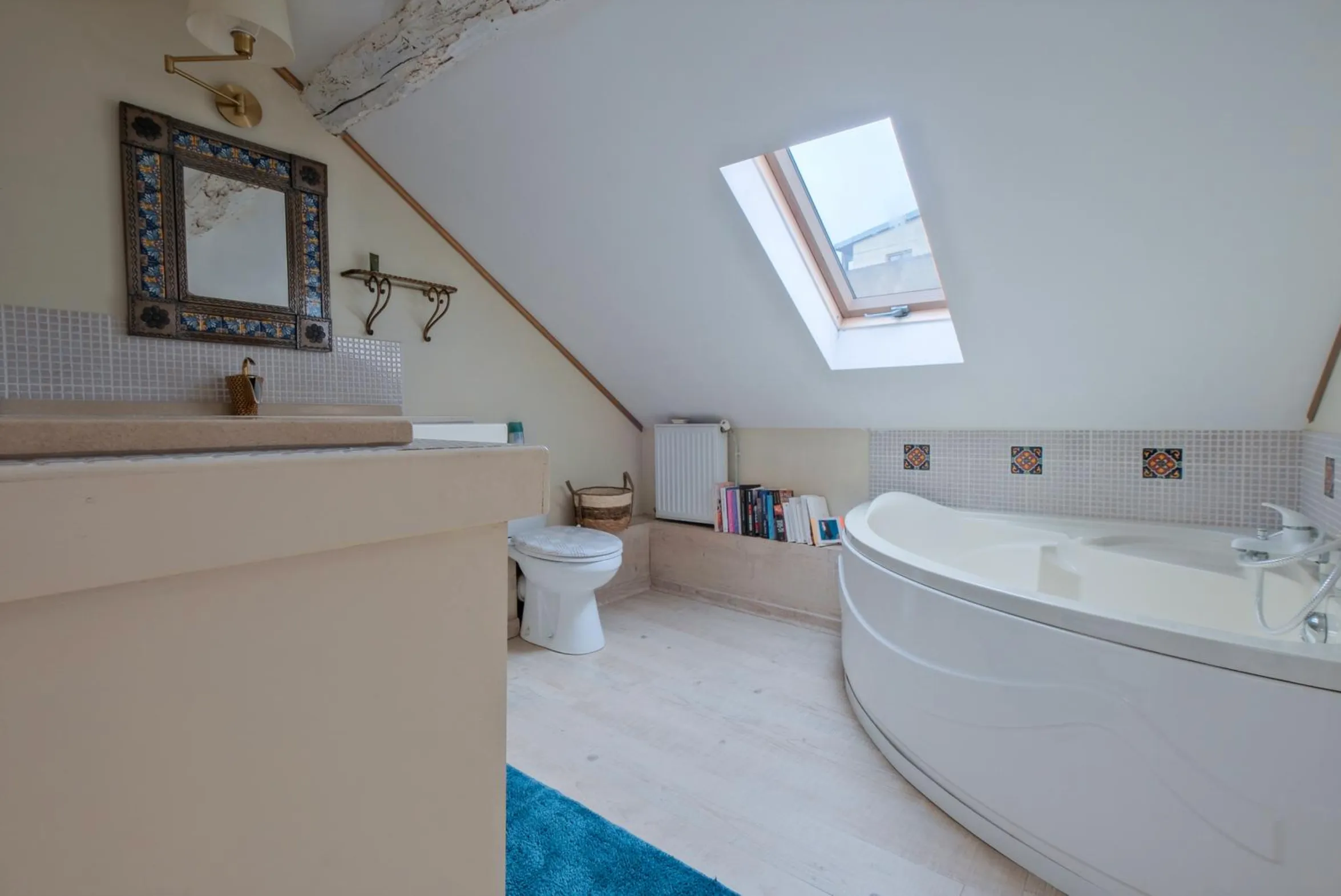 Baignoire et aménagement vintage, auberge pas chère à Bergerac