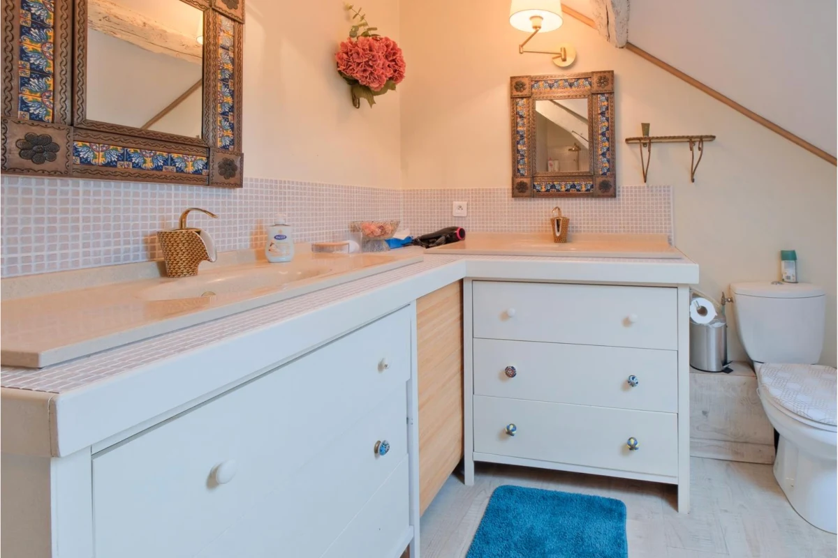 Salle de bain élégante de la Maison B, séjour économique à Bergerac