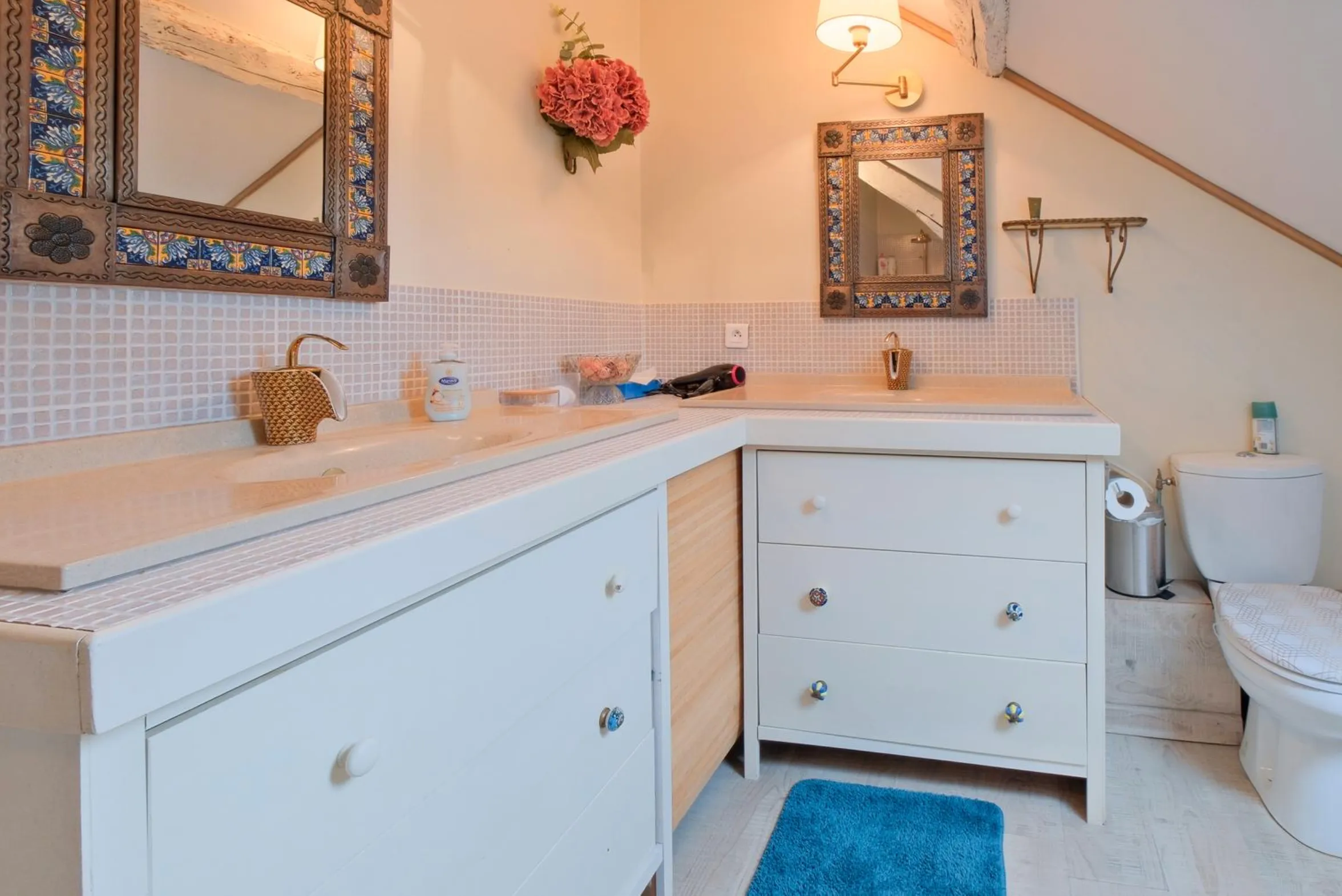 Salle de bain élégante de la Maison B, séjour économique à Bergerac