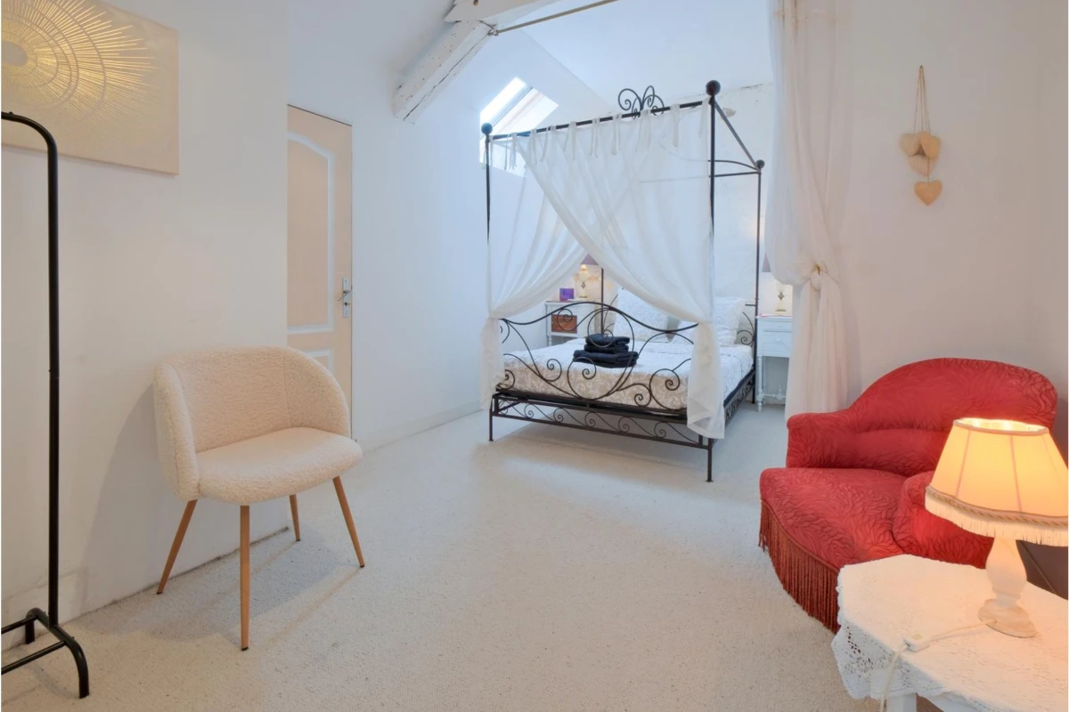 Chambre Blanc Coton à la Maison B, hébergement abordable au cœur de Bergerac