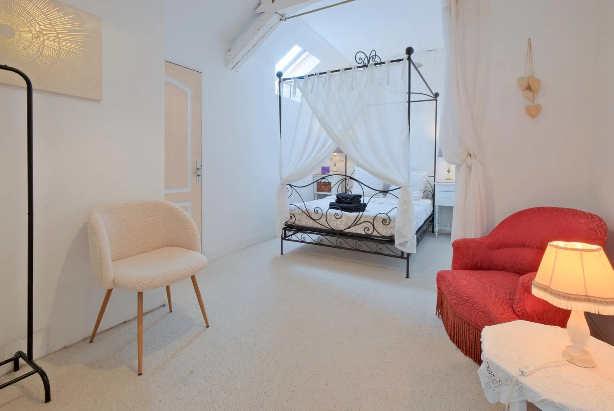 Chambre Blanc Coton à la Maison B, hébergement abordable au cœur de Bergerac