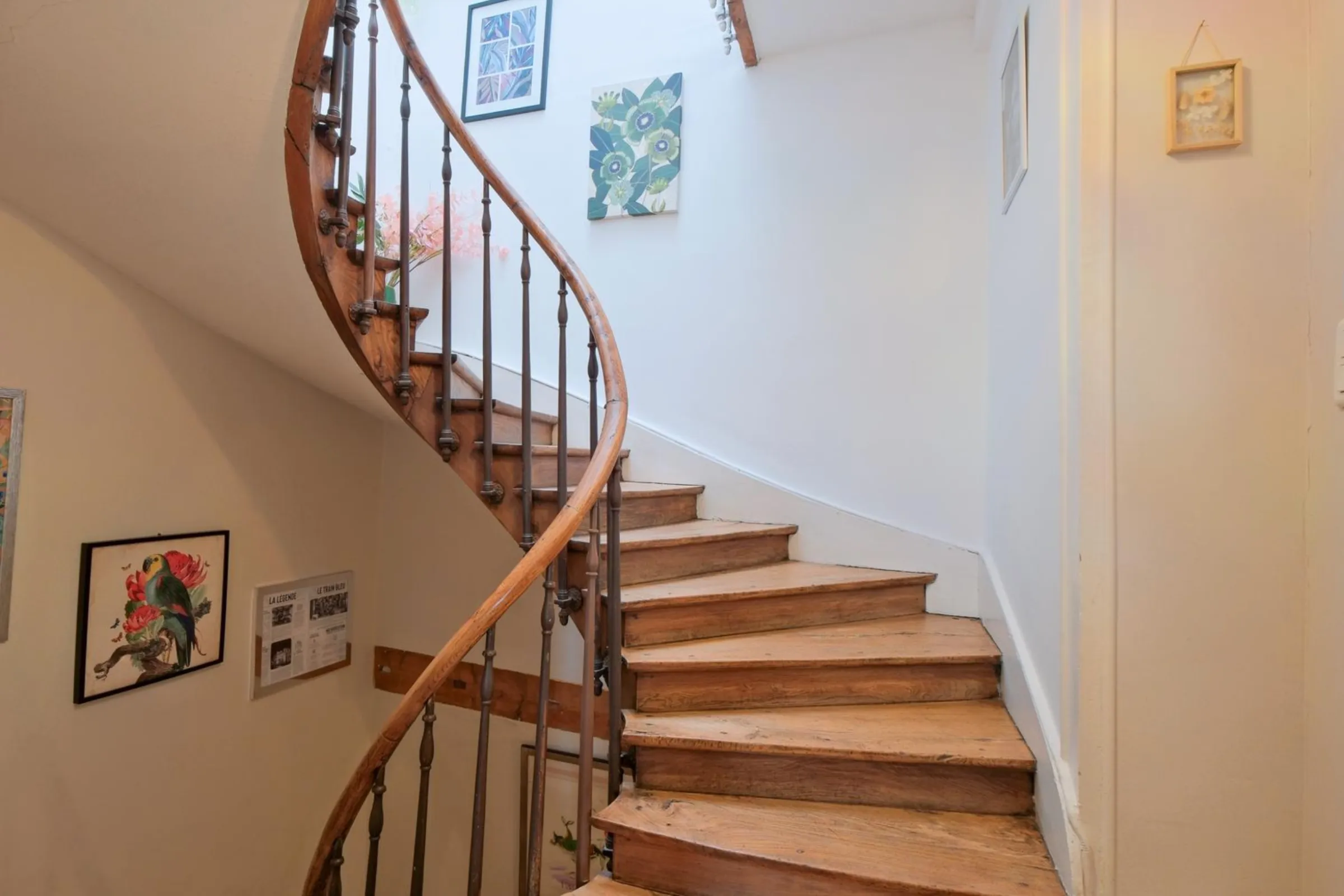 Escaliers de l’auberge à Bergerac, séjour abordable et cosy