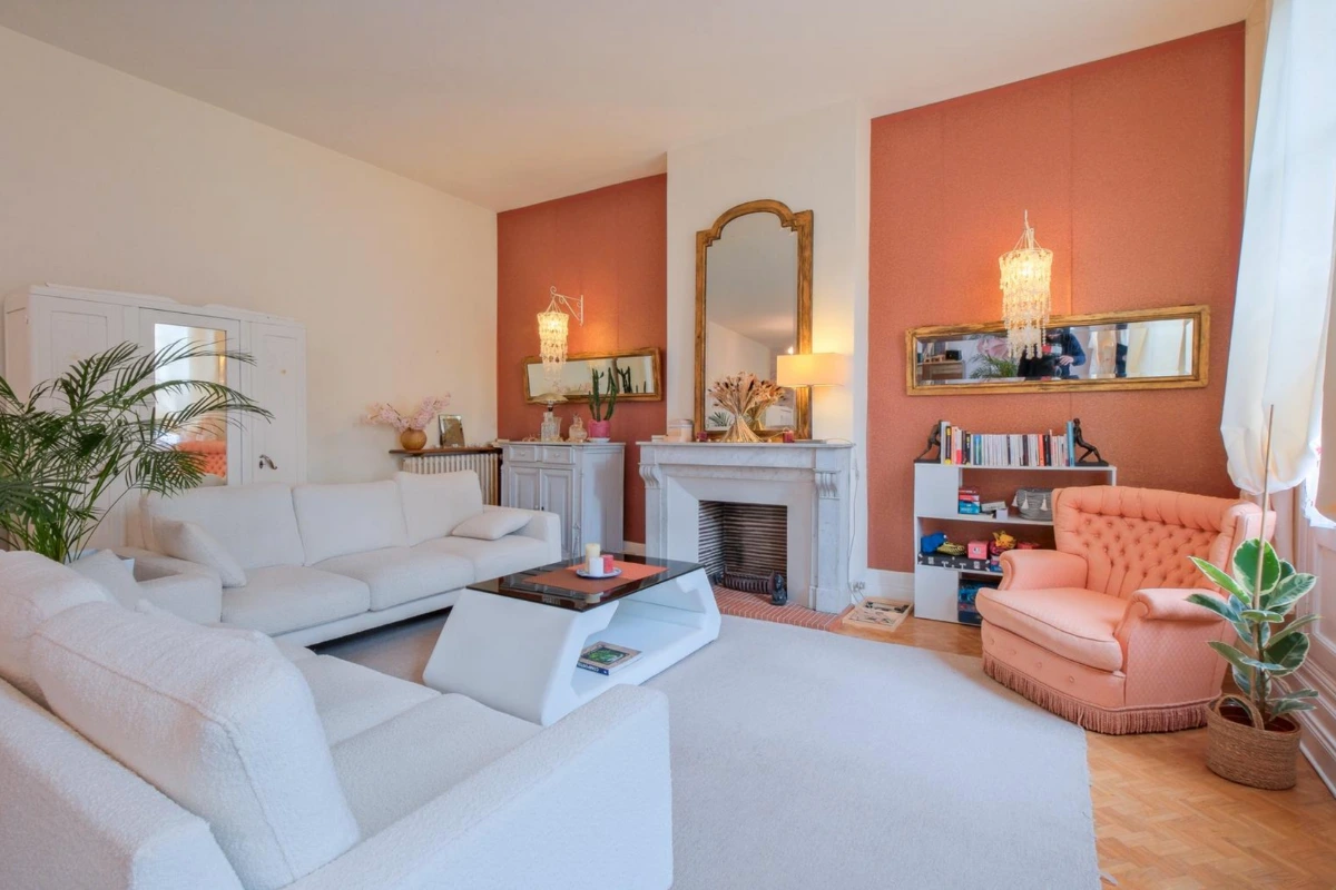 Salon commun de l’auberge Maison B à Bergerac, espace chaleureux et économique pour séjour