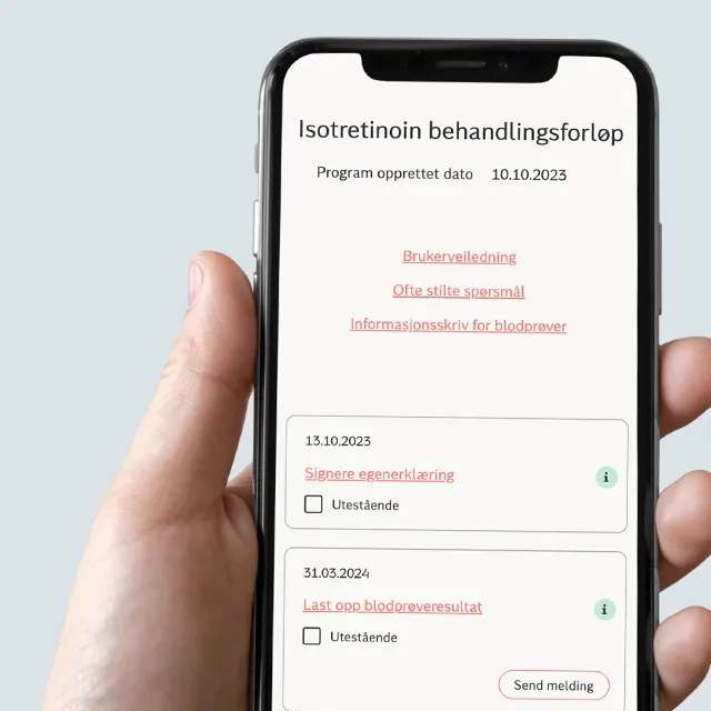 Hånd som holder en mobil med Askin sin behandlingsplan, viser en enkel måte å følge opp med blodprøver og e-resepter.