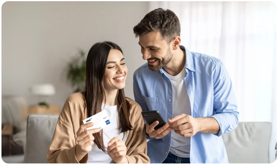 feliz pareja con la tarjeta de crédito Vexi American Express®