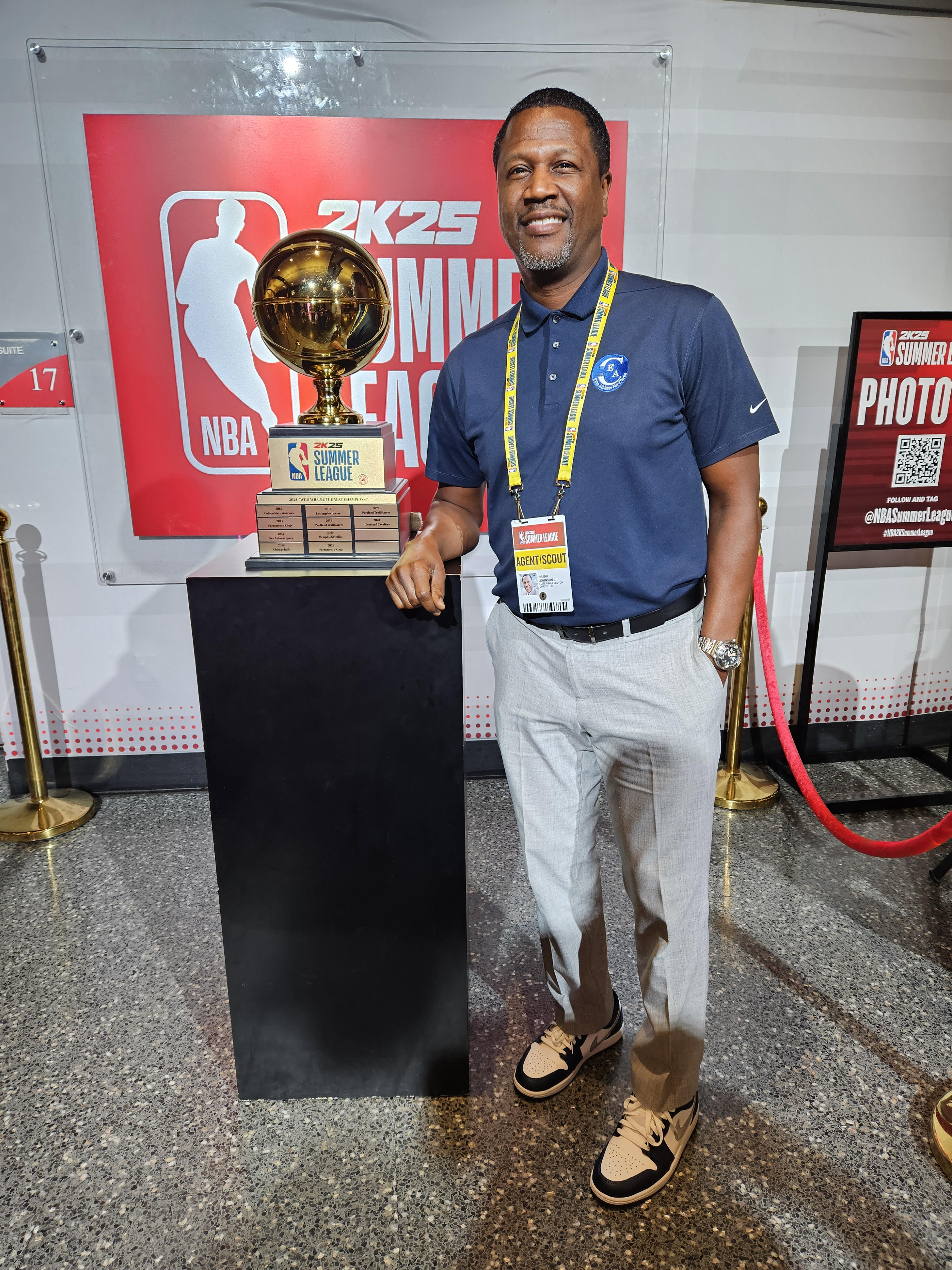 Portrait of the president next to an awward of the NBA
