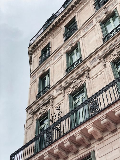 Un hôtel de luxe à Paris 8ème, fusionnant l’art de vivre Fauchon et l’hôtellerie 5 étoiles, près des Champs-Élysées.