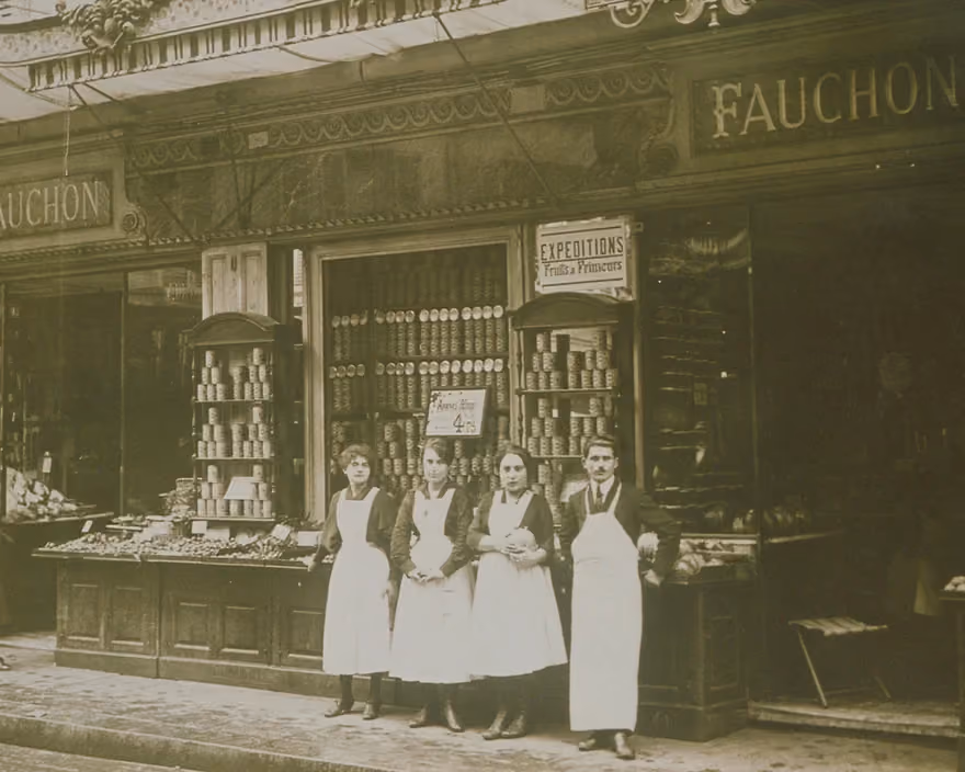 Un hôtel de luxe à Paris 8ème, fusionnant l’art de vivre Fauchon et l’hôtellerie 5 étoiles, près des Champs-Élysées.