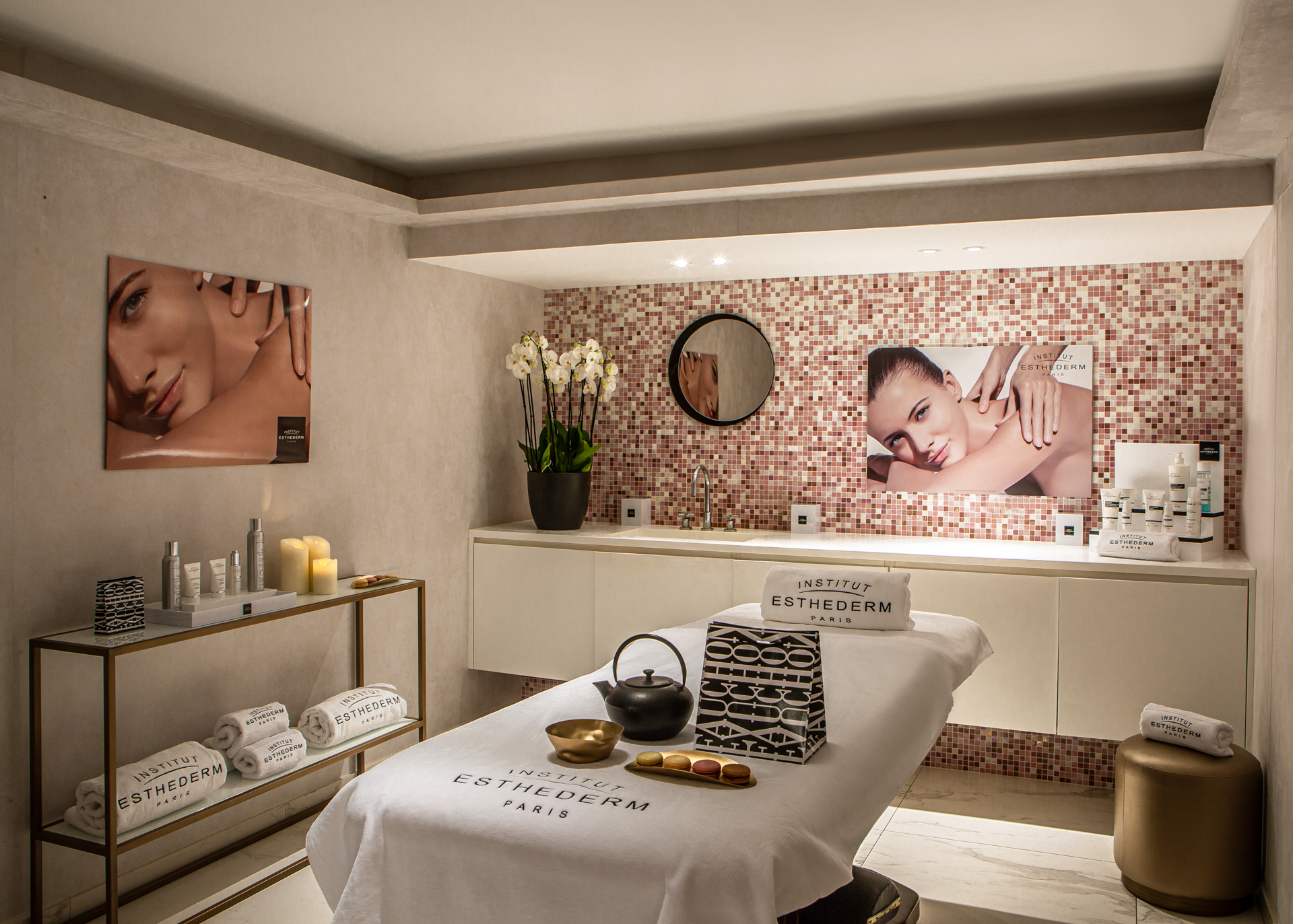 Relaxing massages and body treatments at the 5 star spa of the luxury hotel in central Paris.