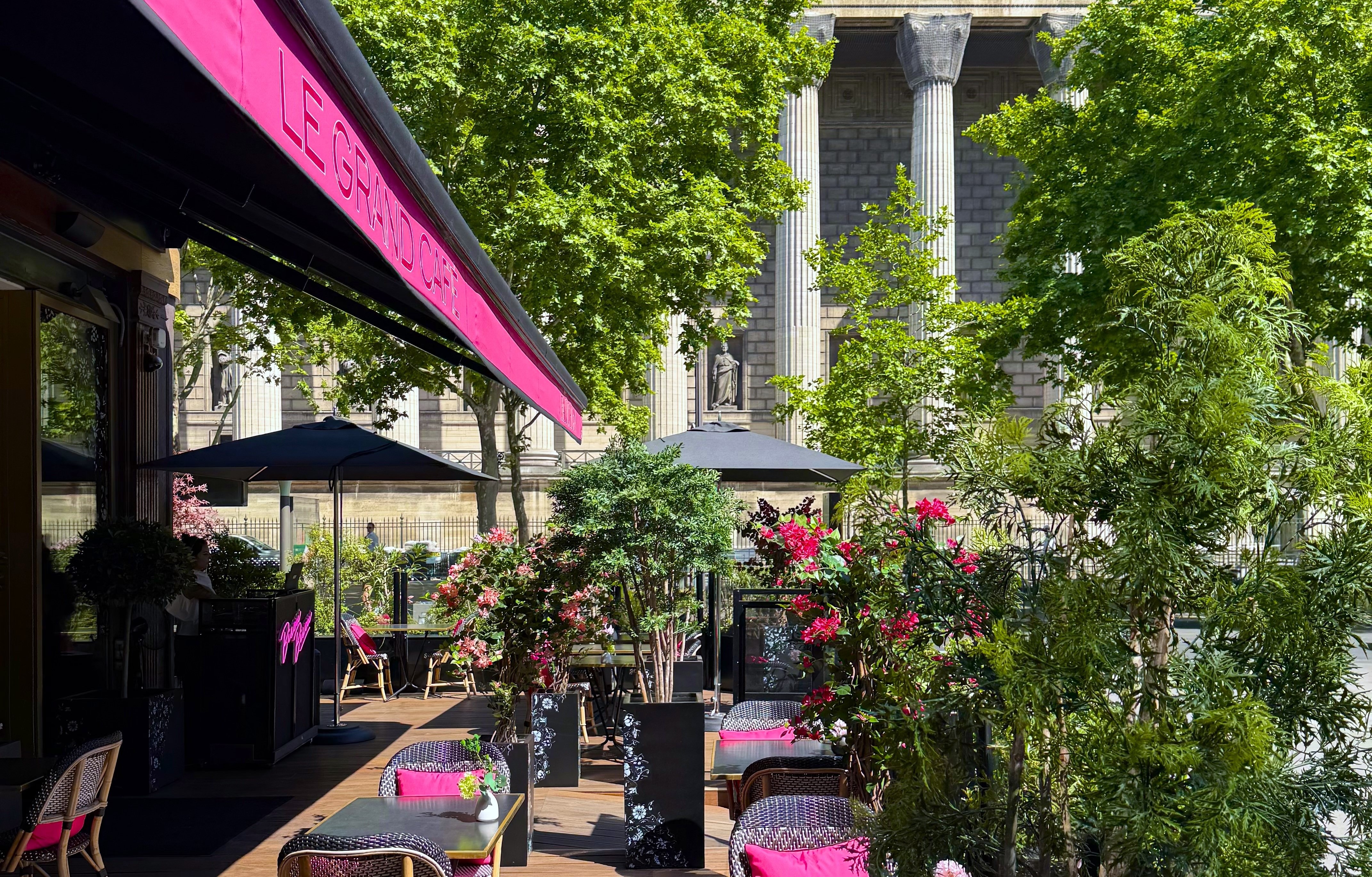 Terrasse élégante de l'hôtel de luxe 5 étoiles à Paris, offrant une vue imprenable sur la Tour Eiffel et une ambiance raffinée.