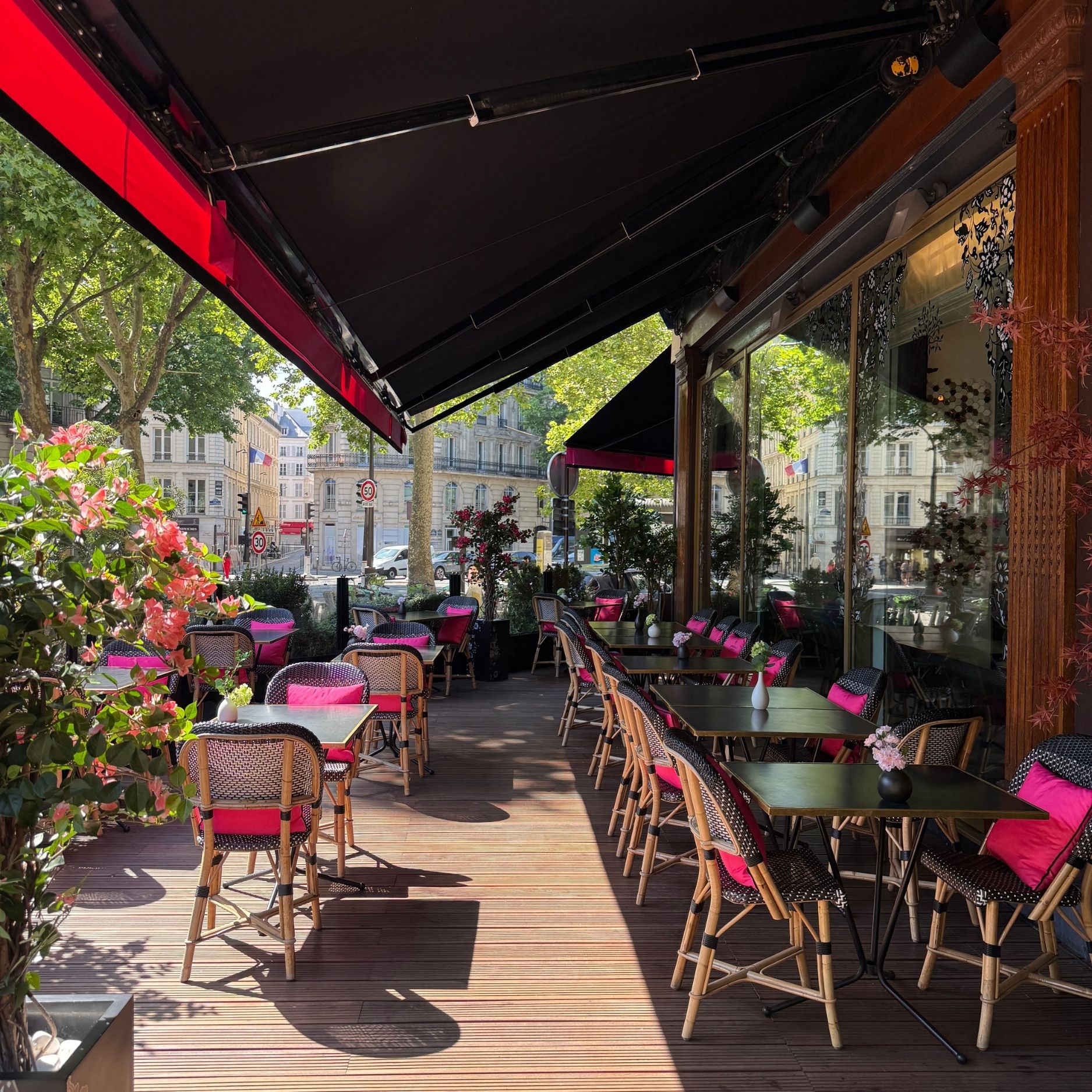 The open-air area of this luxury hotel in the 8th arrondissement of Paris is ideal for relaxing with a view of the city.