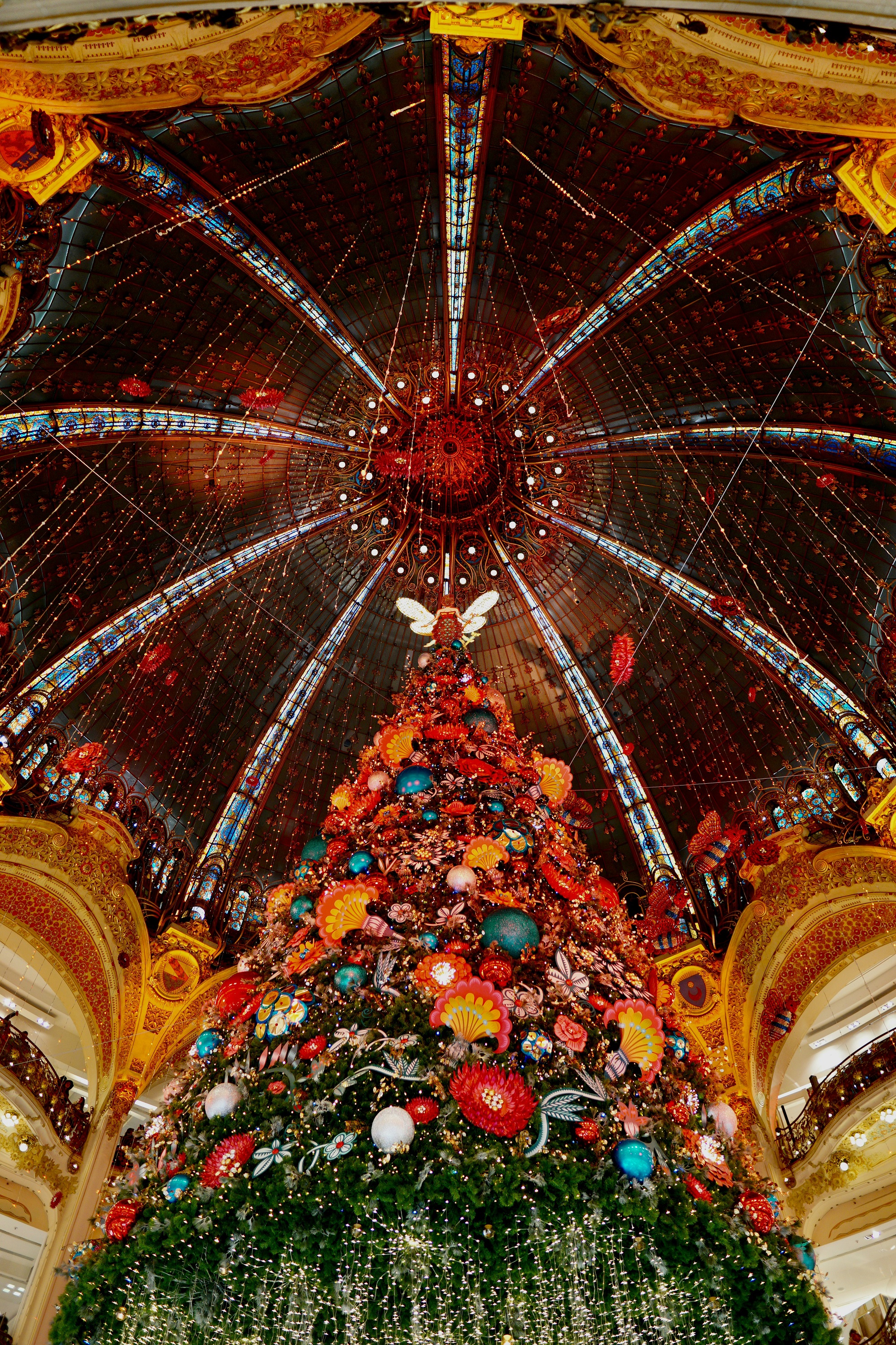 Sapin de Noël sous la coupole des Galeries Lafayette à Paris, lieu emblématique de l’expérience Éden du Shopping Fauchon L’Hôtel Paris.