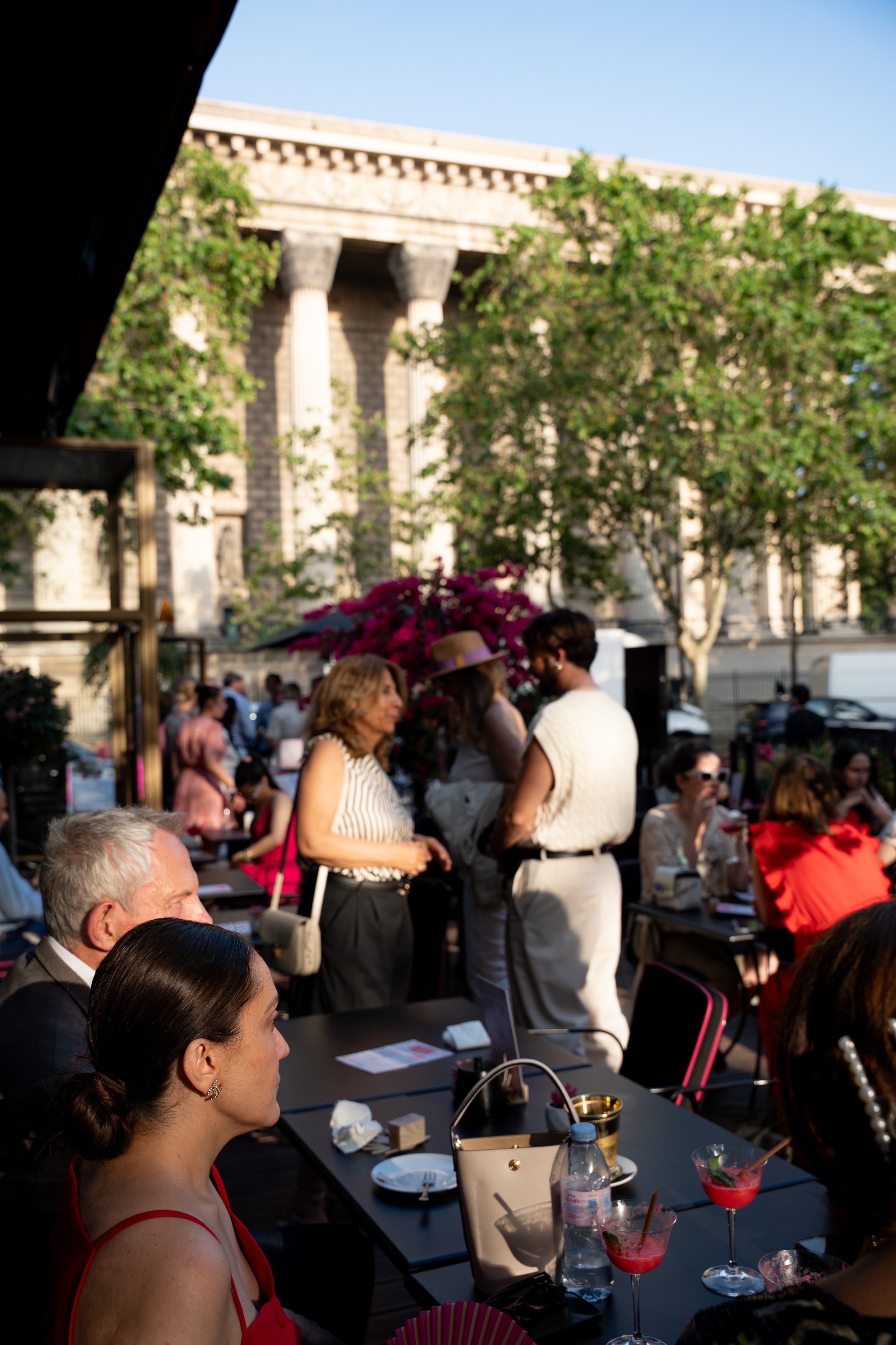 Terrasse élégante de l'hôtel 5 étoiles à Paris, offrant un cadre raffiné et une ambiance cosy près de la Madeleine.
