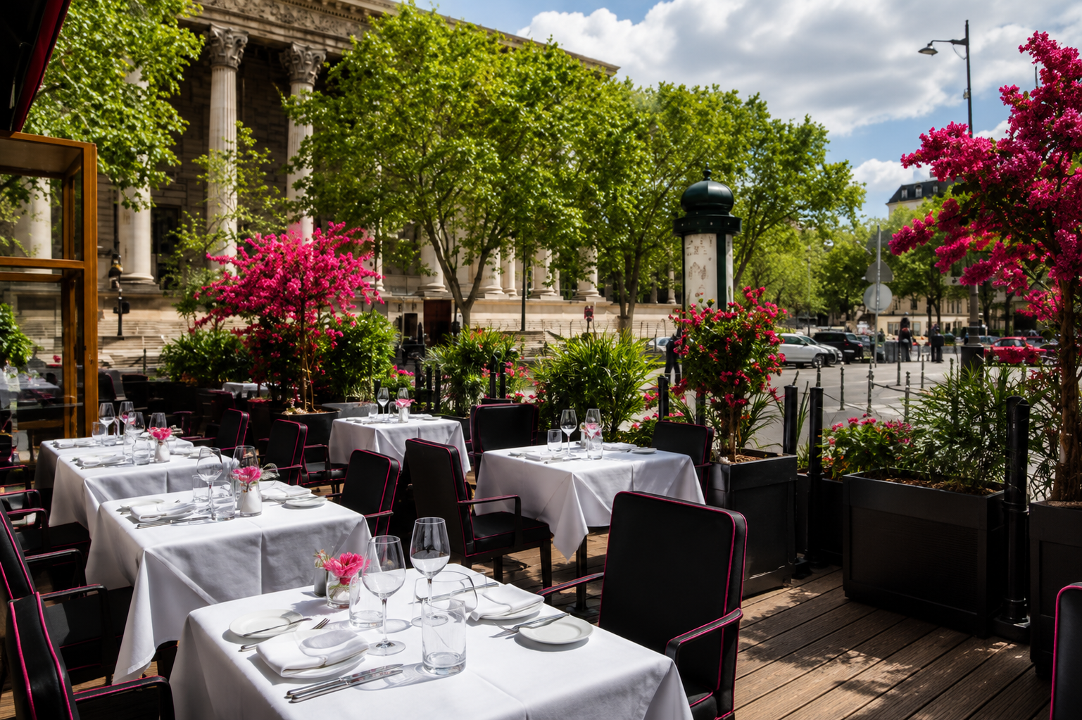 Terrasse paisible du restaurant gastronomique de l'hôtel 5 étoiles à Paris, proche des Champs-Élysées.