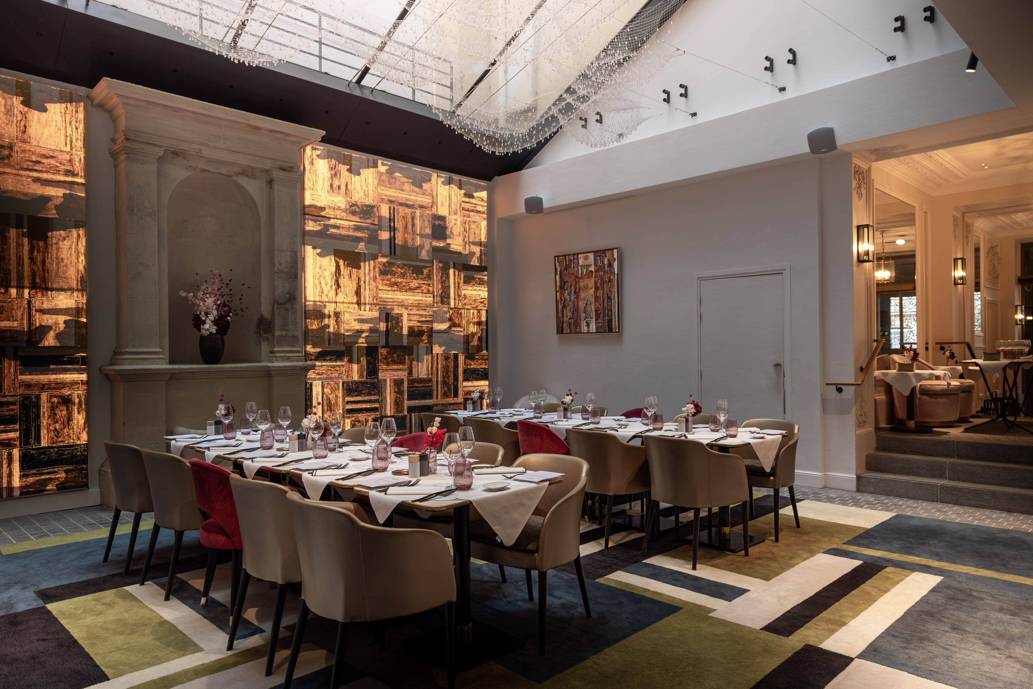 Salle raffinée du restaurant gastronomique de l'hôtel 5 étoiles à Paris, offrant une expérience culinaire d'exception.
