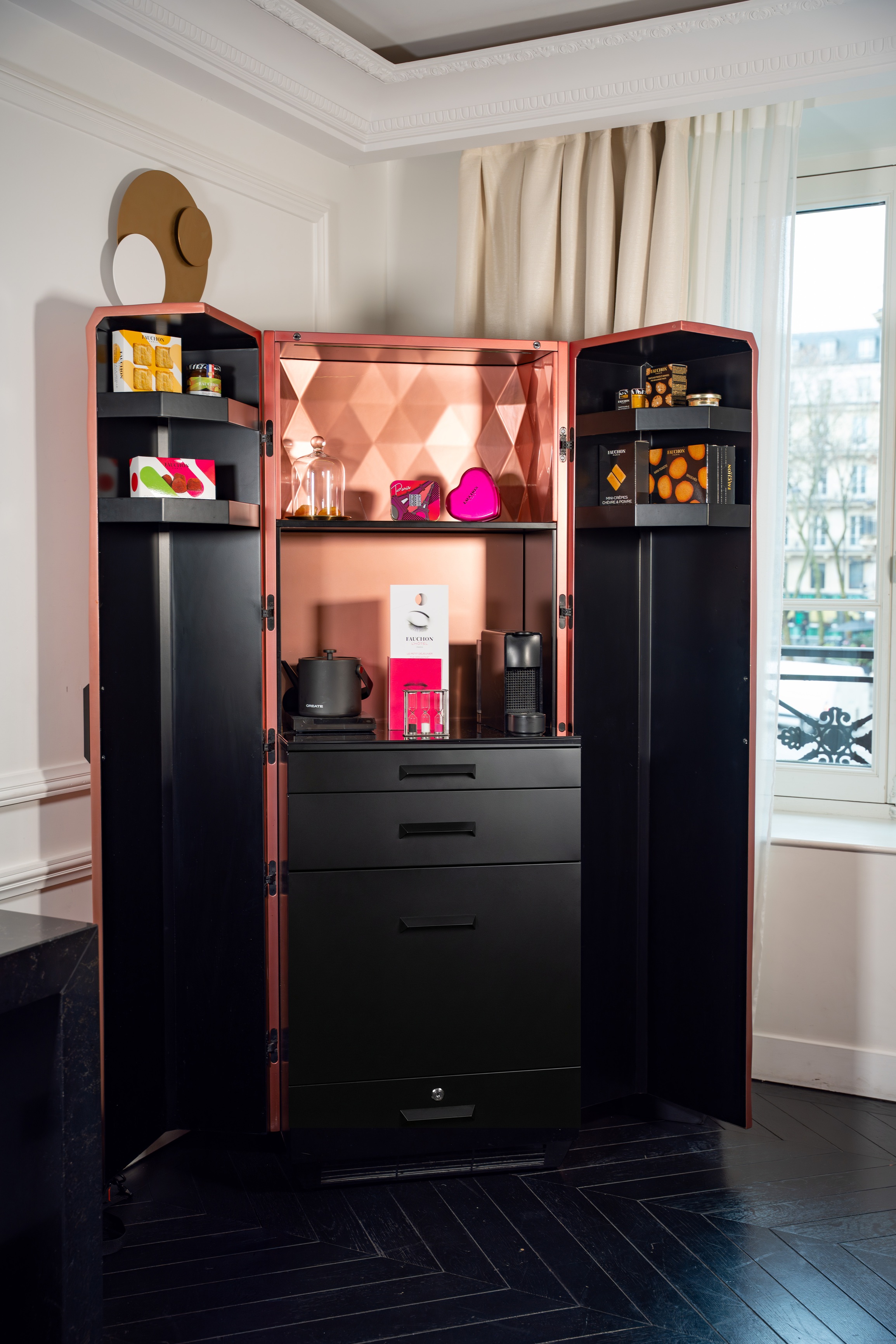 Goodies exclusifs Fauchon à l'hôtel de luxe 5 étoiles à Paris, au cœur du 8ème arrondissement.