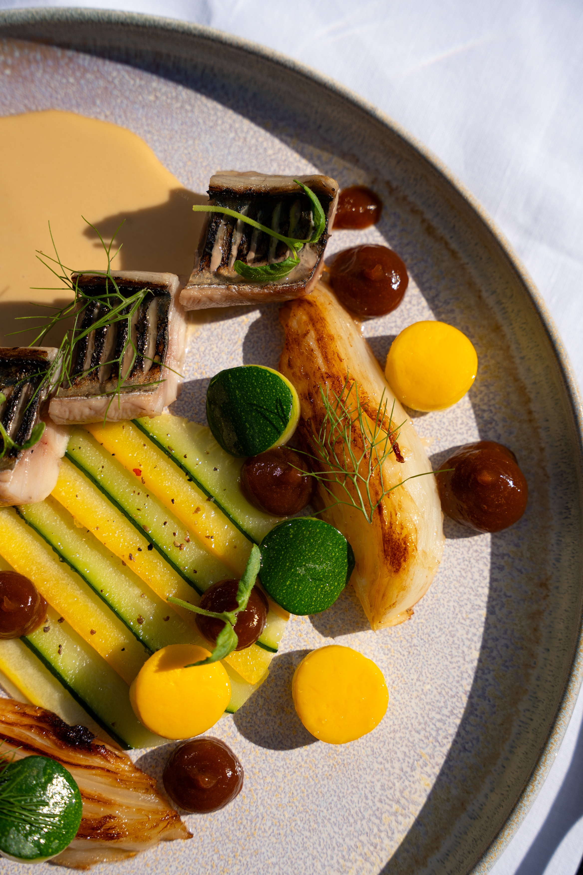 Plat raffiné du restaurant gastronomique de l'hôtel de luxe 5 étoiles à Paris, mettant en avant une cuisine responsable.